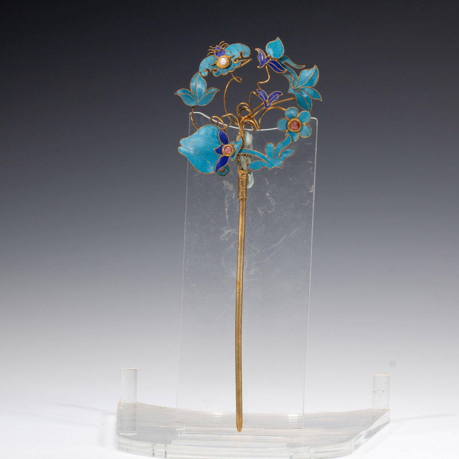 A TRADITIONAL BLUE ENAMEL - DECORATED HAIRPIN: A TRADITIONAL BLUE ENAMEL - DECORATED HAIRPIN (21.5 x 7.5cm,Weight 30g)