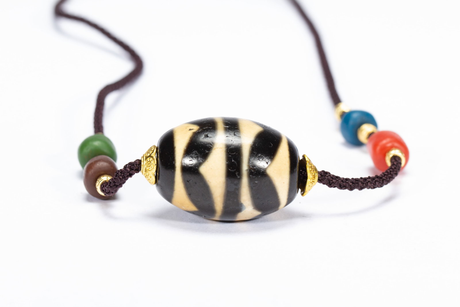 A CHINESE WATER WAVE PATTERN DZI BEAD PENDANT: A CHINESE WATER WAVE PATTERN DZI BEAD PENDANT (3cm,Weight 20g)