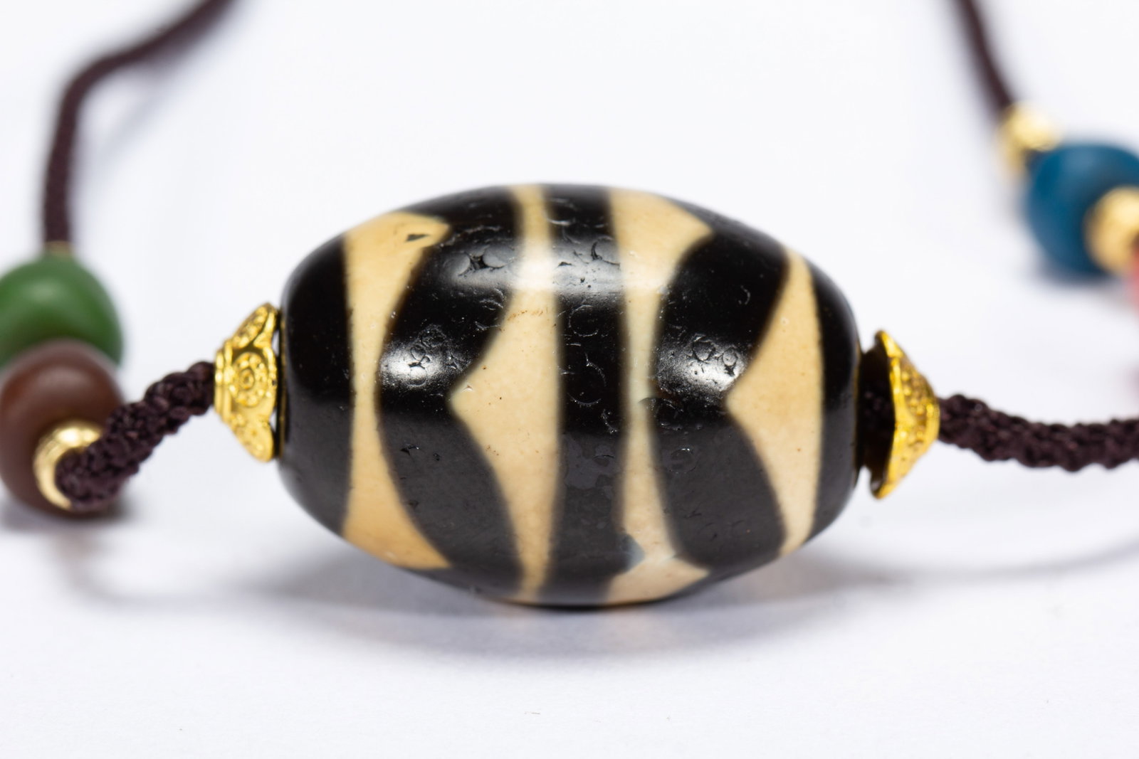 A CHINESE WATER WAVE PATTERN DZI BEAD PENDANT - 2
