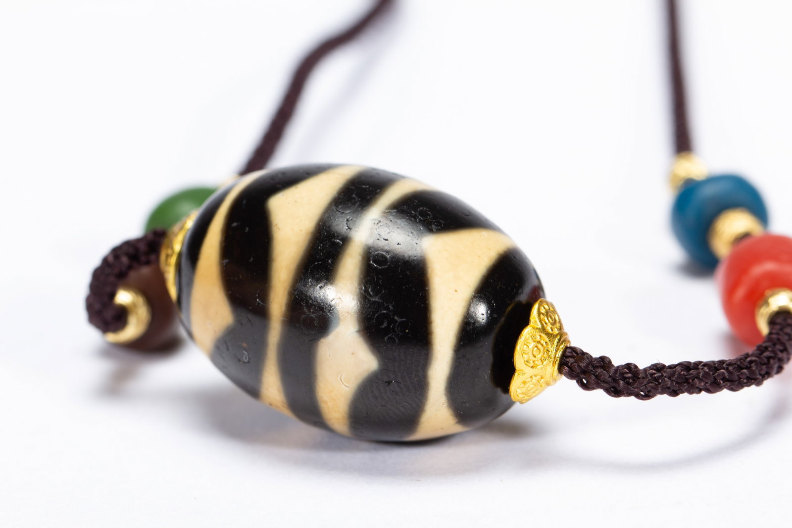 A CHINESE WATER WAVE PATTERN DZI BEAD PENDANT - 3