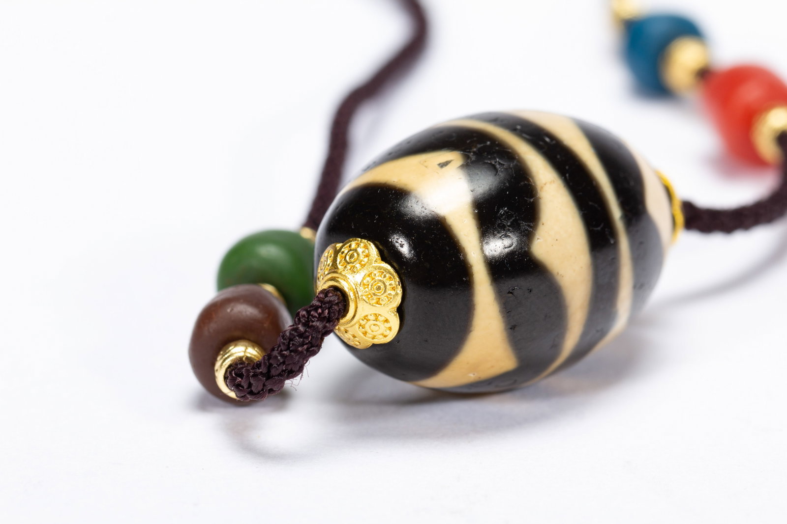 A CHINESE WATER WAVE PATTERN DZI BEAD PENDANT - 4