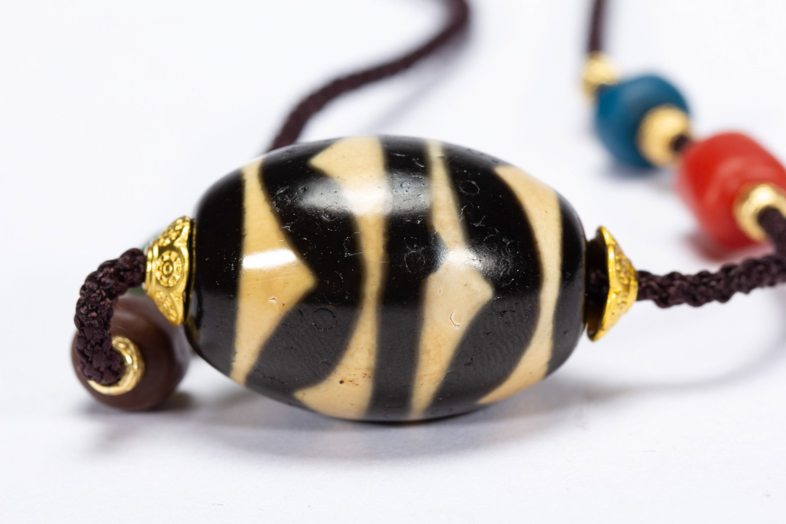 A CHINESE WATER WAVE PATTERN DZI BEAD PENDANT - 5