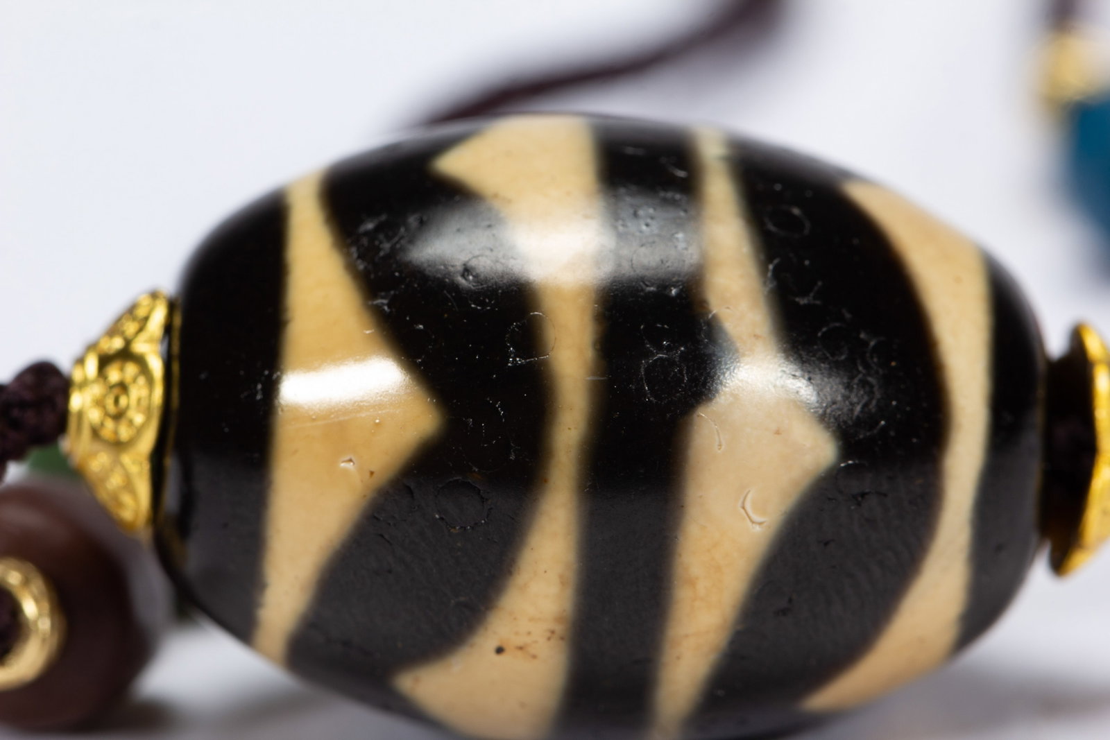 A CHINESE WATER WAVE PATTERN DZI BEAD PENDANT - 6