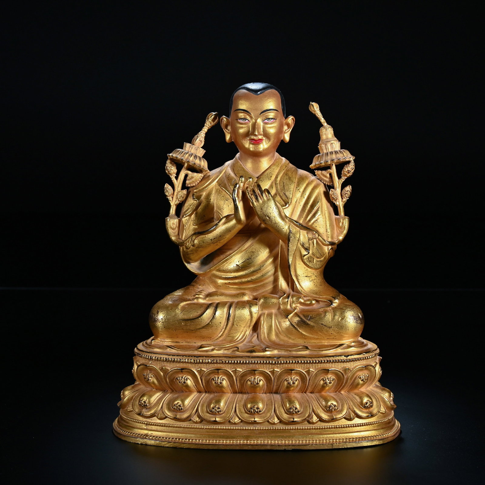 A CHINESE GILT BRONZE SEATED LAMA FIGURE: A CHINESE GILT BRONZE SEATED LAMA FIGURE (20 x 16cm)