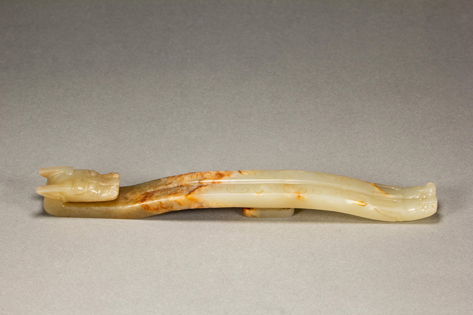 A CHINESE HETIAN JADE DRAGON BELT HOOK: A CHINESE HETIAN JADE DRAGON BELT HOOK (21 x 2.5cm,Weight 140g)
