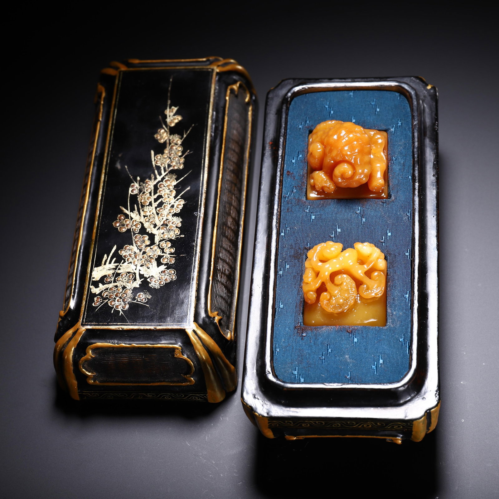 TWO CARVED TIANHUANG LINGZHI FUNGUS SEALS: TWO CARVED TIANHUANG LINGZHI FUNGUS SEALS (3.3 x 3.3 x 4cm,Weight 140g)