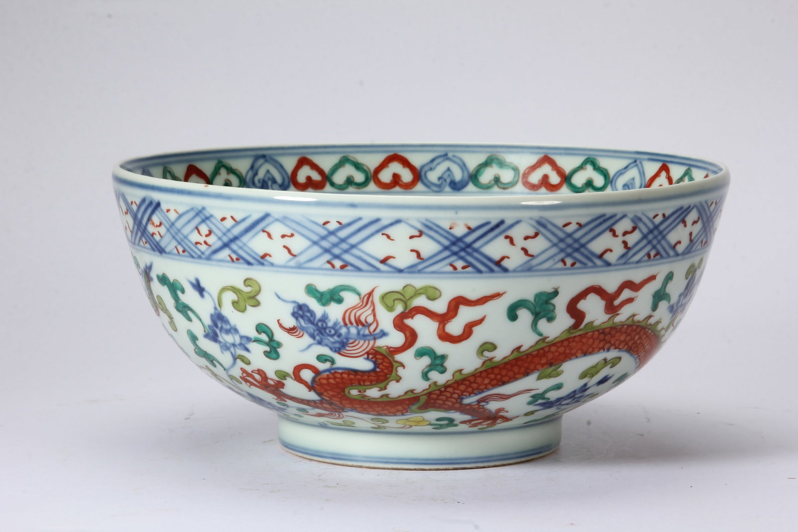 A CHINESE WUCAI DRAGON INTERLOCKING FLORAL BOWL: A CHINESE WUCAI DRAGON INTERLOCKING FLORAL BOWL (20 x 20 x 9cm,Weight 820g)