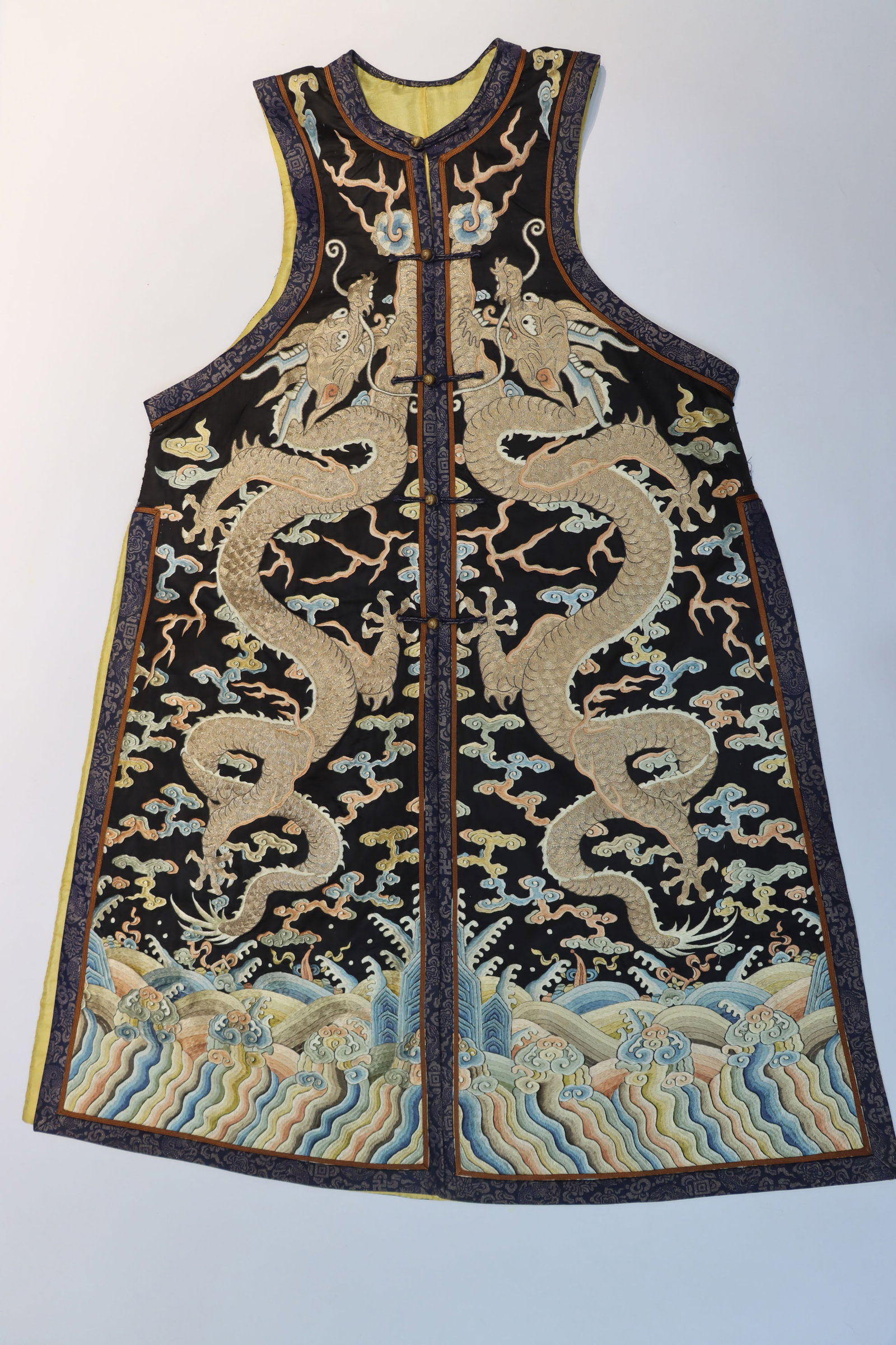 Silk Embroidery Cloud and Dragon Pattern Dragon Robe: Silk Embroidery Cloud and Dragon Pattern Dragon Robe (128 x 99cm)