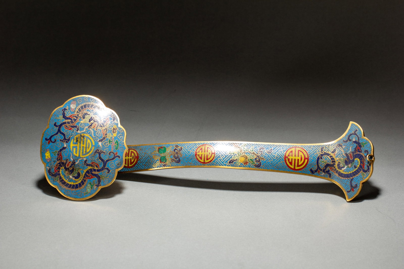 A CHINESE CLOISONNE DRAGON RUYI SCEPTER: A CHINESE CLOISONNE DRAGON RUYI SCEPTER (32 x 10.5 x 6cm,Weight 480g)