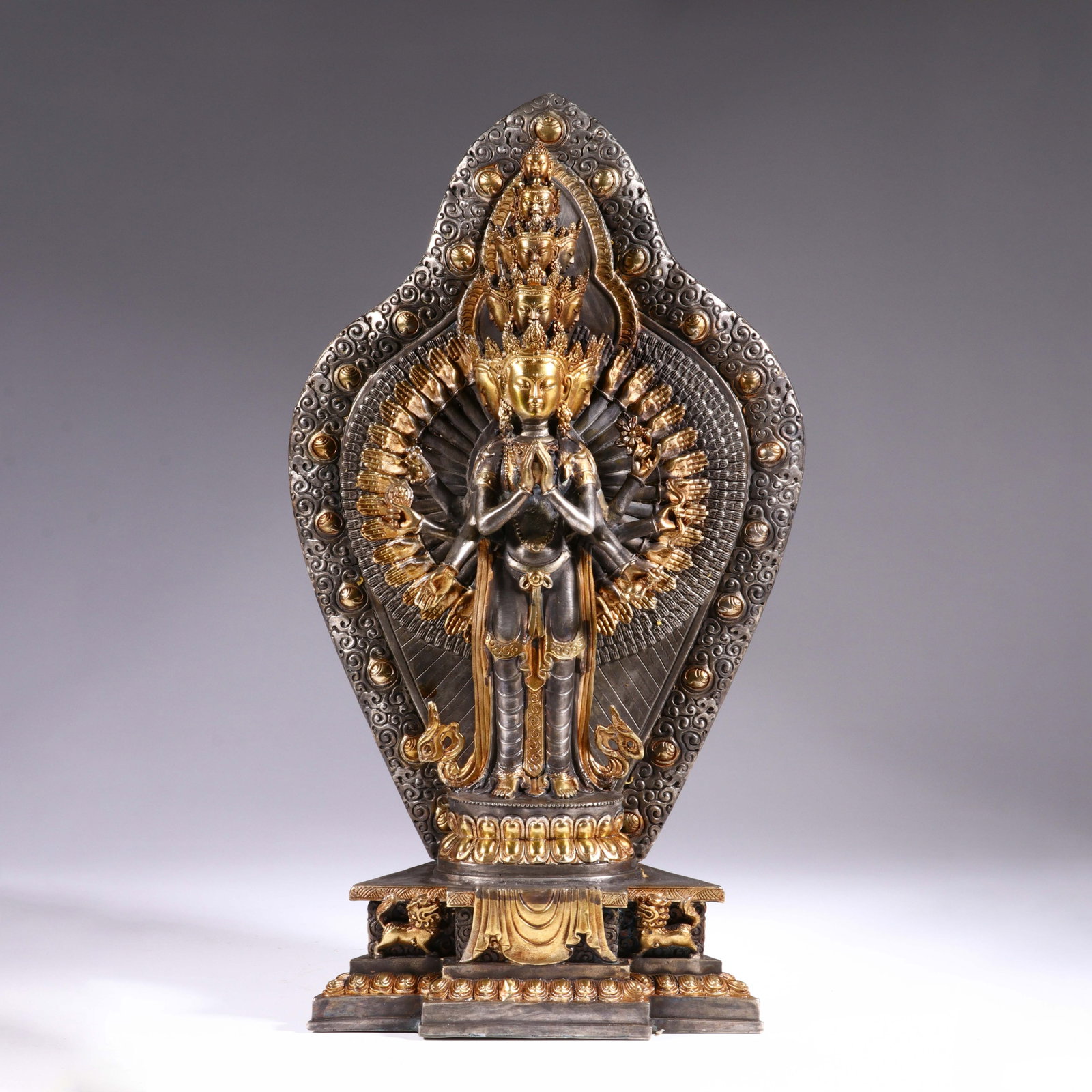 A CHINESE SILVERED GILT BRONZE THOUSAND-ARM GUANYIN: A CHINESE SILVERED GILT BRONZE THOUSAND-ARM GUANYIN (43 x 24.5cm)