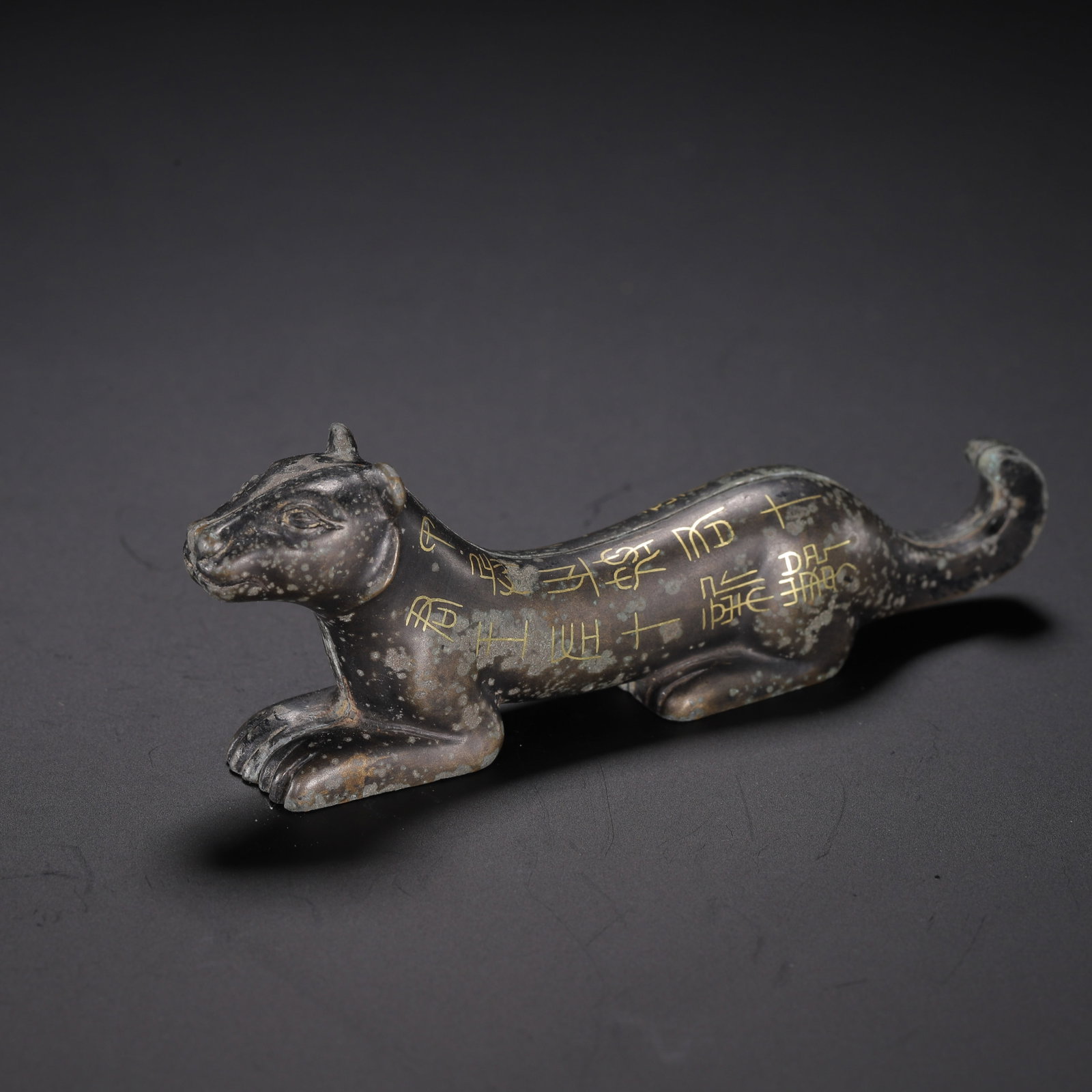 CHINESE GOLD-INLAID BRONZE TIGER TALLY: CHINESE GOLD-INLAID BRONZE TIGER TALLY (9.5 x 1.5 x 3.5cm,Weight 150g)