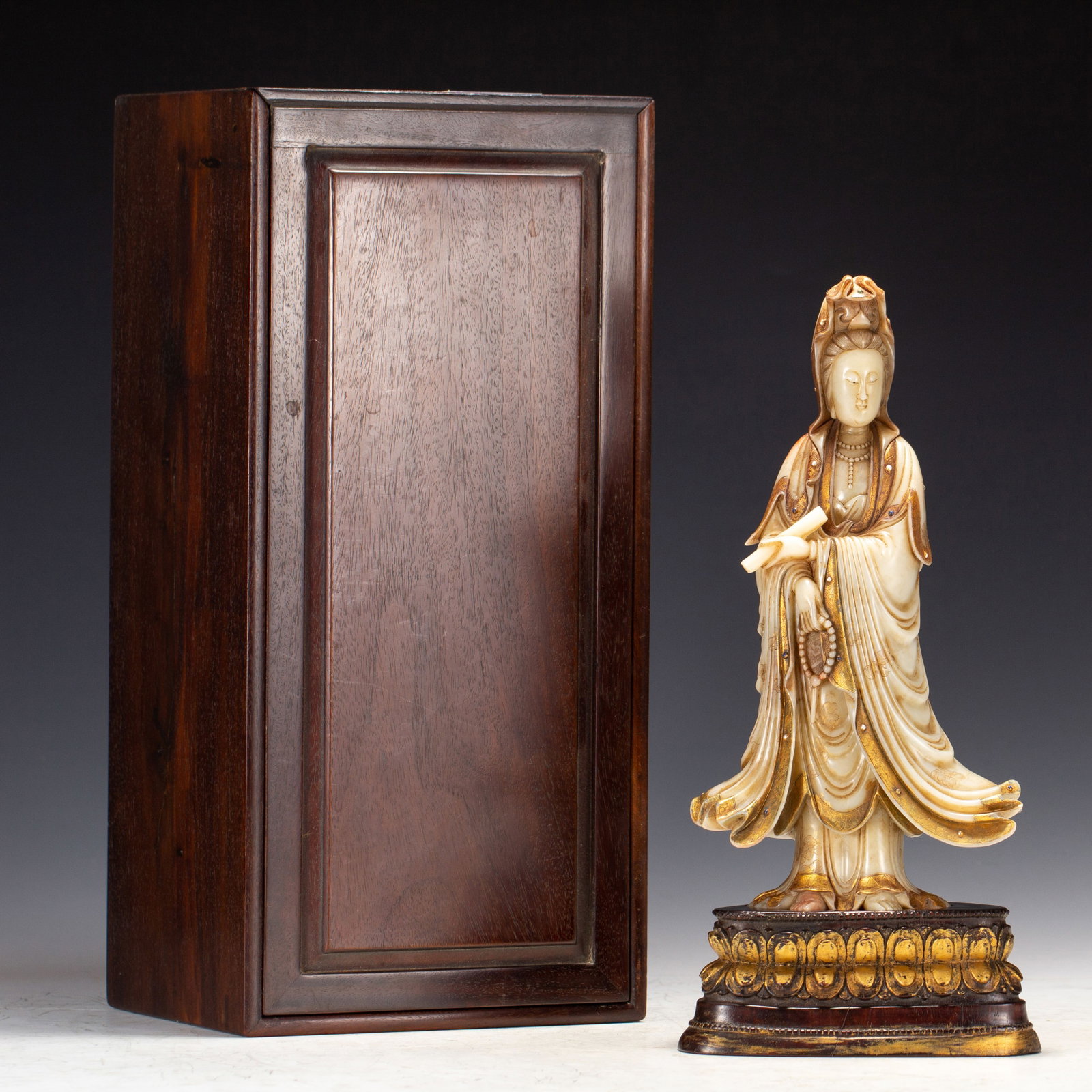 A CHINESE SHOUSHAN STONE GUANYIN WITH WOOD BOX: A CHINESE SHOUSHAN STONE GUANYIN WITH WOOD BOX (12 x 9 x 28.5cm,Weight 1450g)