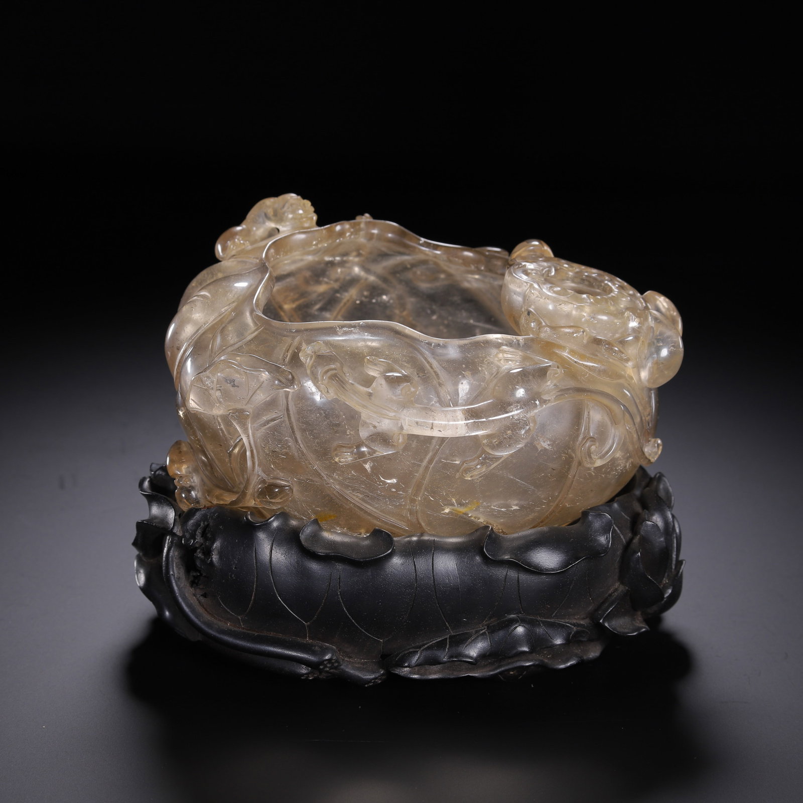 A CARVED ROCK CRYSTAL LOTUS LEAF WASHER: A CARVED ROCK CRYSTAL LOTUS LEAF WASHER (13 x 12 x 9cm)
