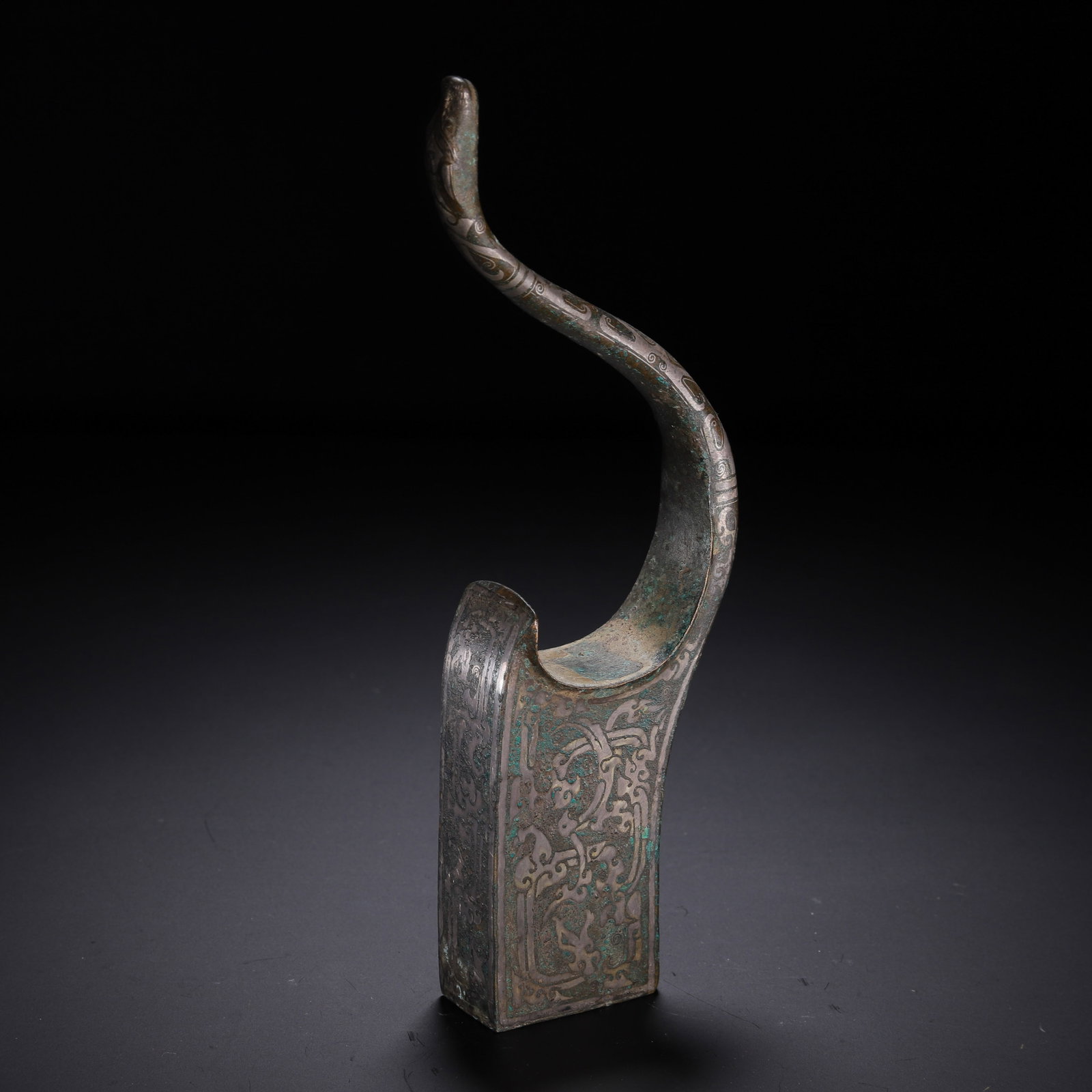 A SILVER INLAID BRONZE ORNAMENT: A SILVER INLAID BRONZE ORNAMENT (6.5 x 2.6 x 21cm,Weight 370g)