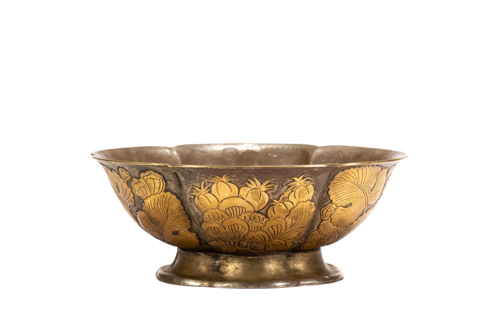 A CHINESE PARCEL-GILT SILVER FLORAL LOBED BOWL: A CHINESE PARCEL-GILT SILVER FLORAL LOBED BOWL (21 x 8cm,Weight 670g)