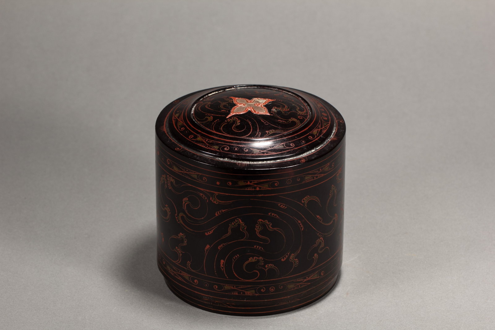 A CHINESE LACQUER CYLINDRICAL COVERED BOX - 2