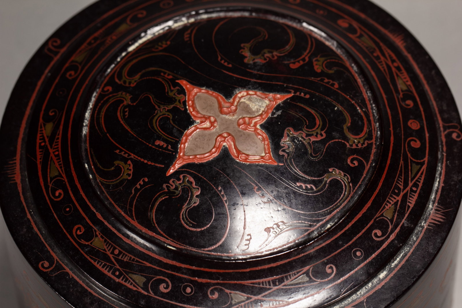 A CHINESE LACQUER CYLINDRICAL COVERED BOX - 3