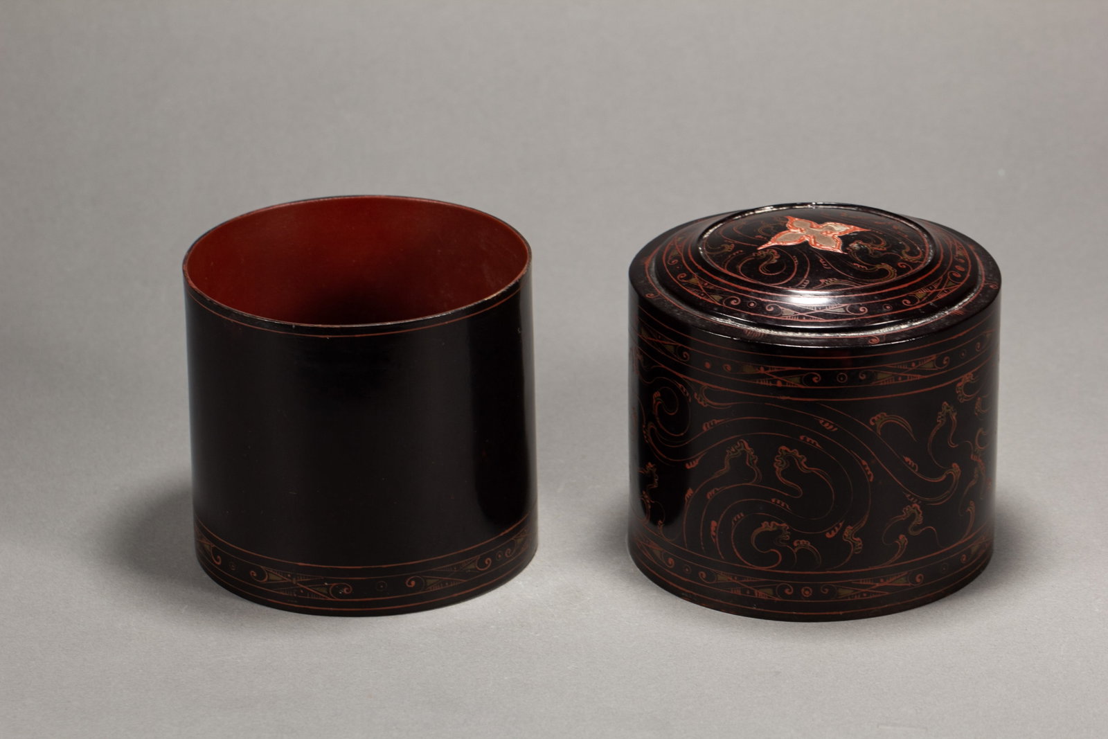 A CHINESE LACQUER CYLINDRICAL COVERED BOX - 4