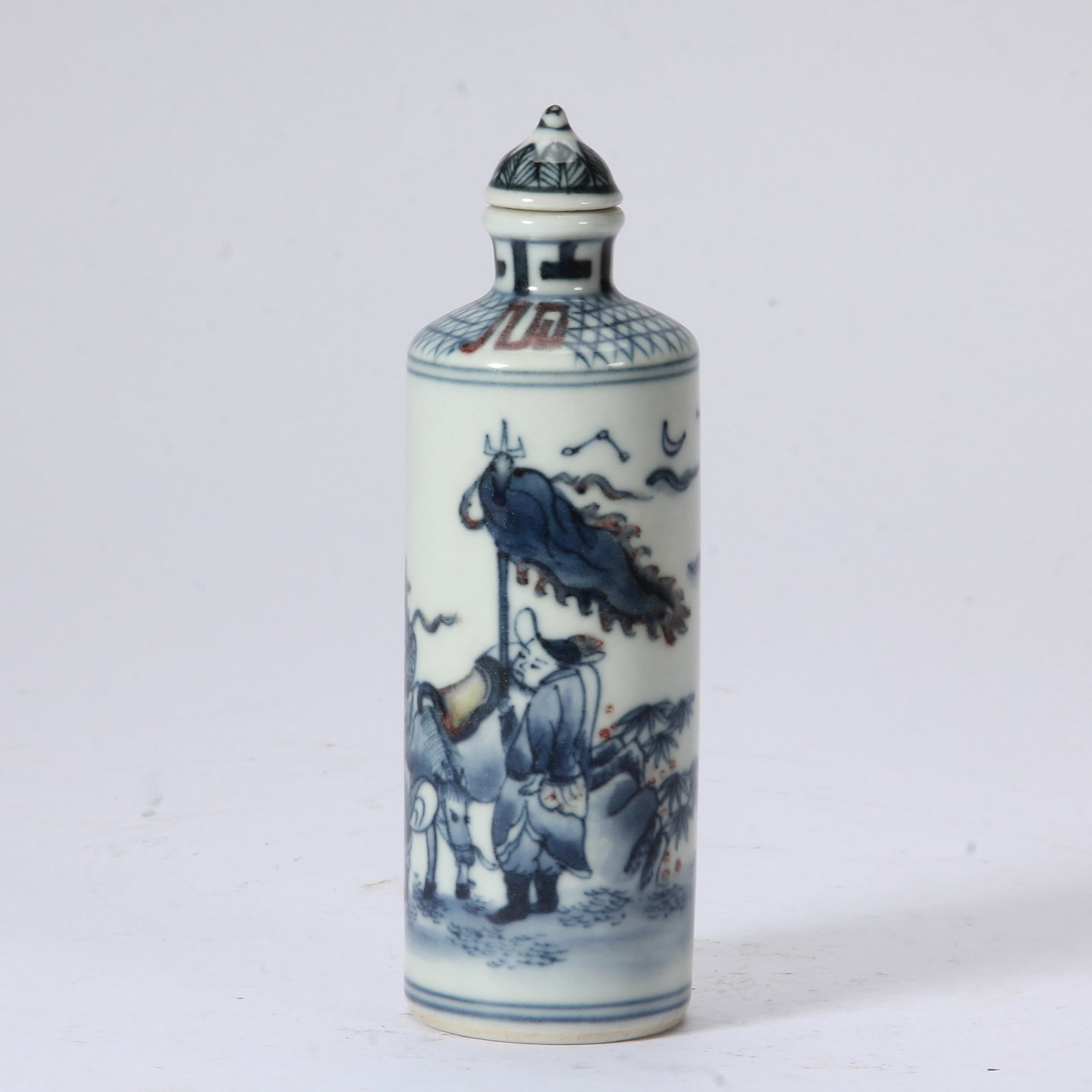 A CHINESE UNDERGLAZE BLUE & RED FIGURAL PORCELAIN SNUFF BOTTLE: A CHINESE UNDERGLAZE BLUE & RED FIGURAL PORCELAIN SNUFF BOTTLE (3.5 x 3.5 x 11cm,Weight 80g)