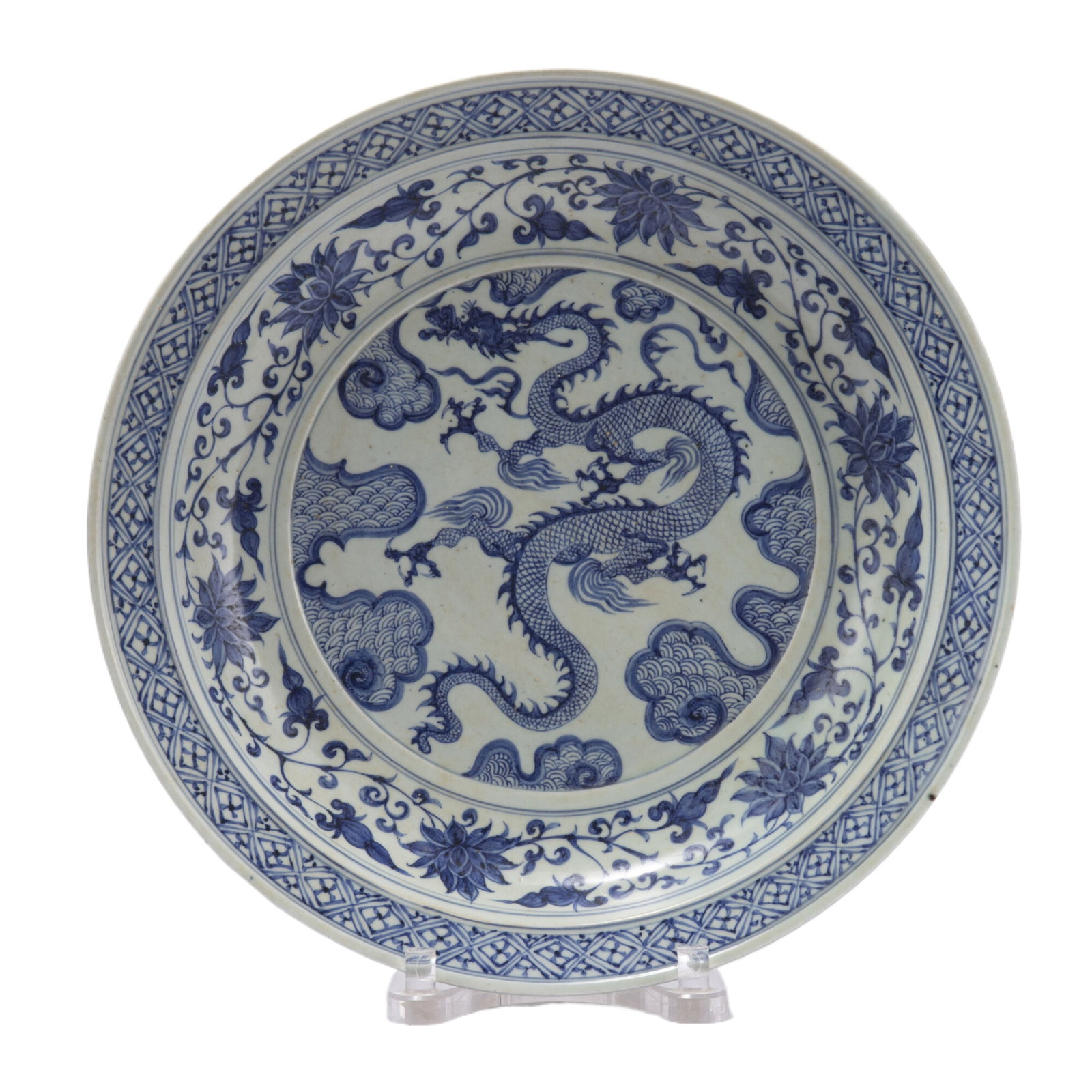 A BLUE AND WHITE PORCELAIN DISH: A BLUE AND WHITE PORCELAIN DISH (45.4 x 8cm)