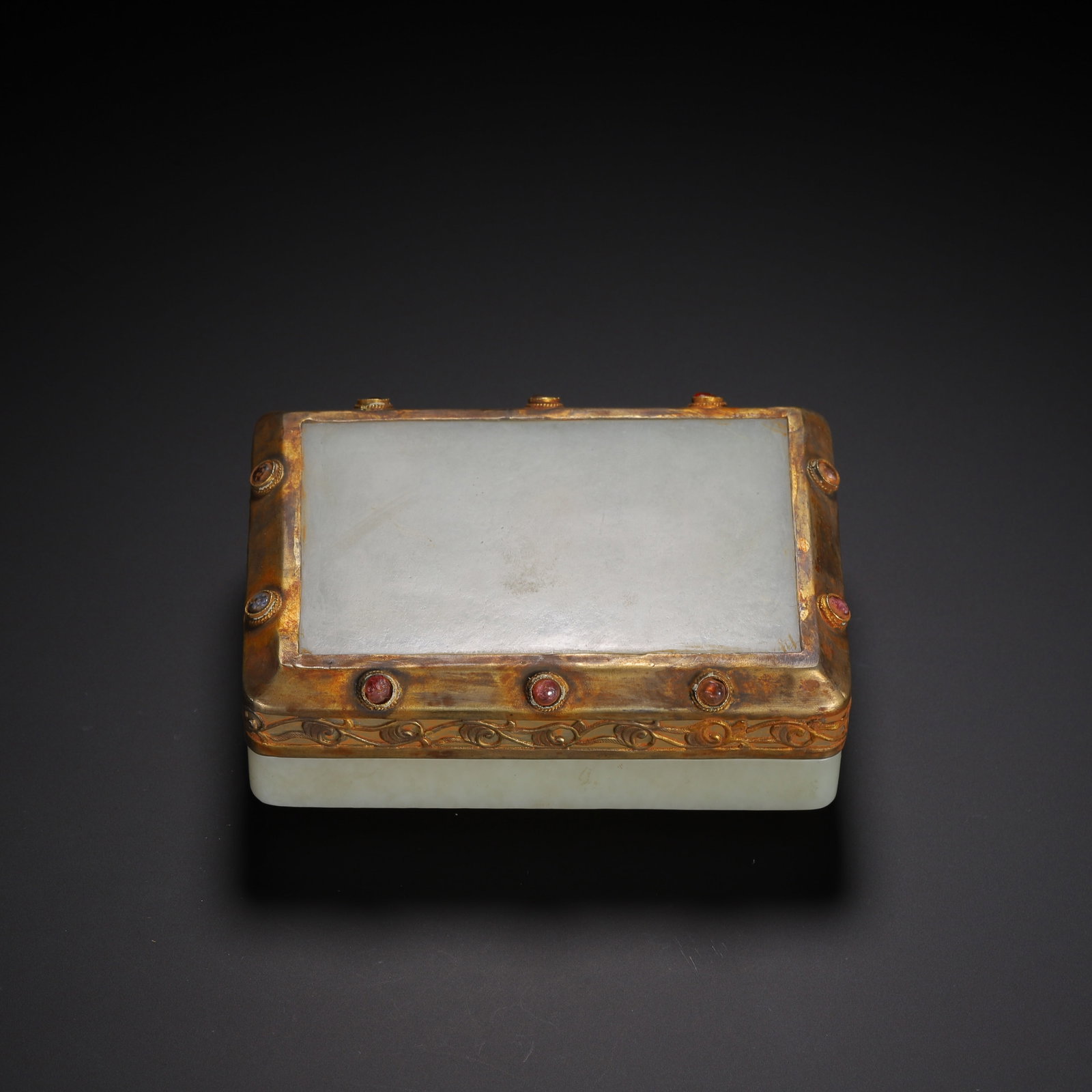 A CARVED WHITE JADE BOX WITH COVER: A CARVED WHITE JADE BOX WITH COVER (10.5 x 7.5 x 4cm,Weight 270g)