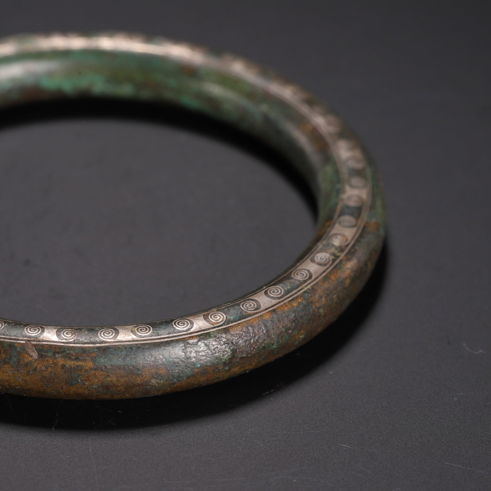 A SILVER INLAID BRONZE BANGLE - 2