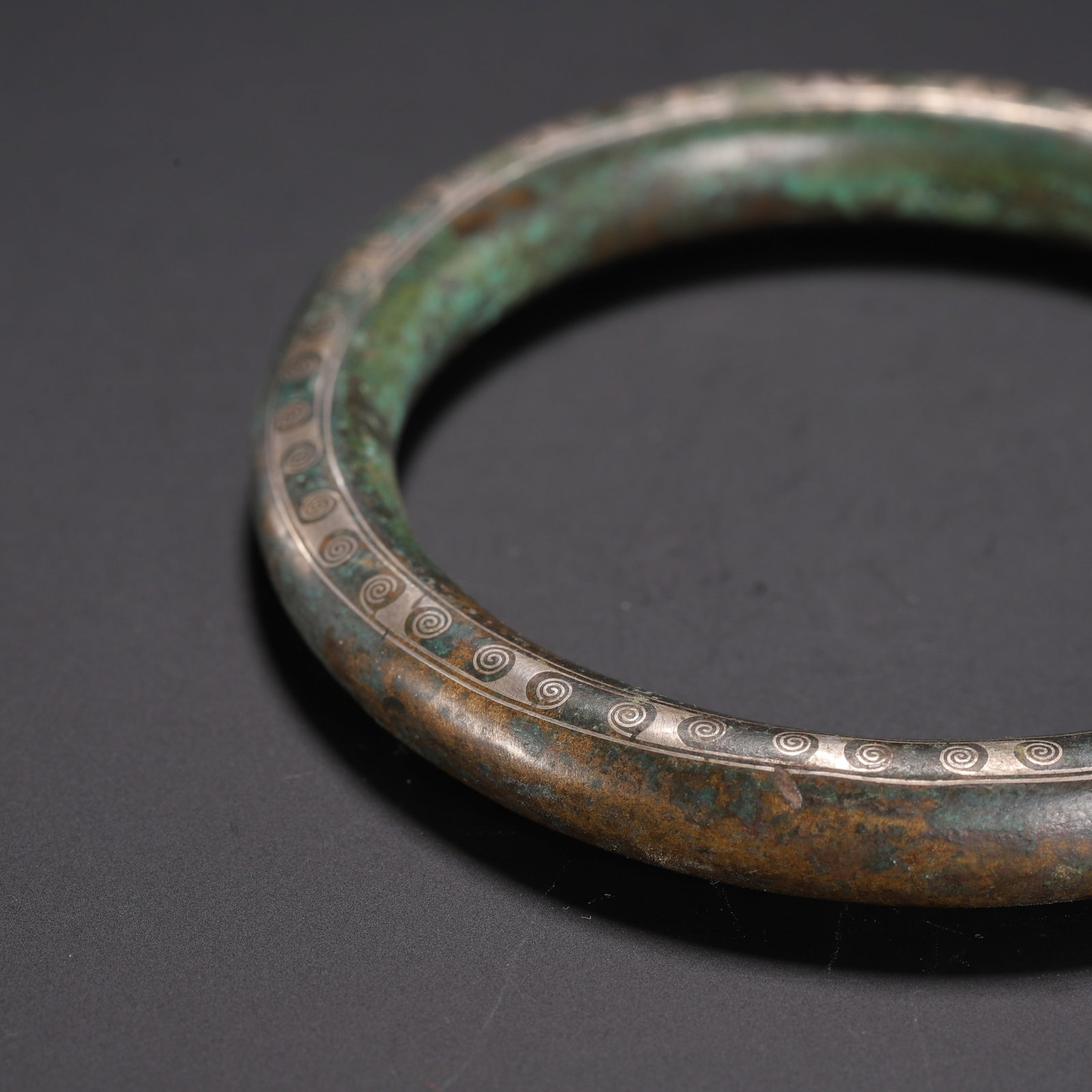 A SILVER INLAID BRONZE BANGLE - 3
