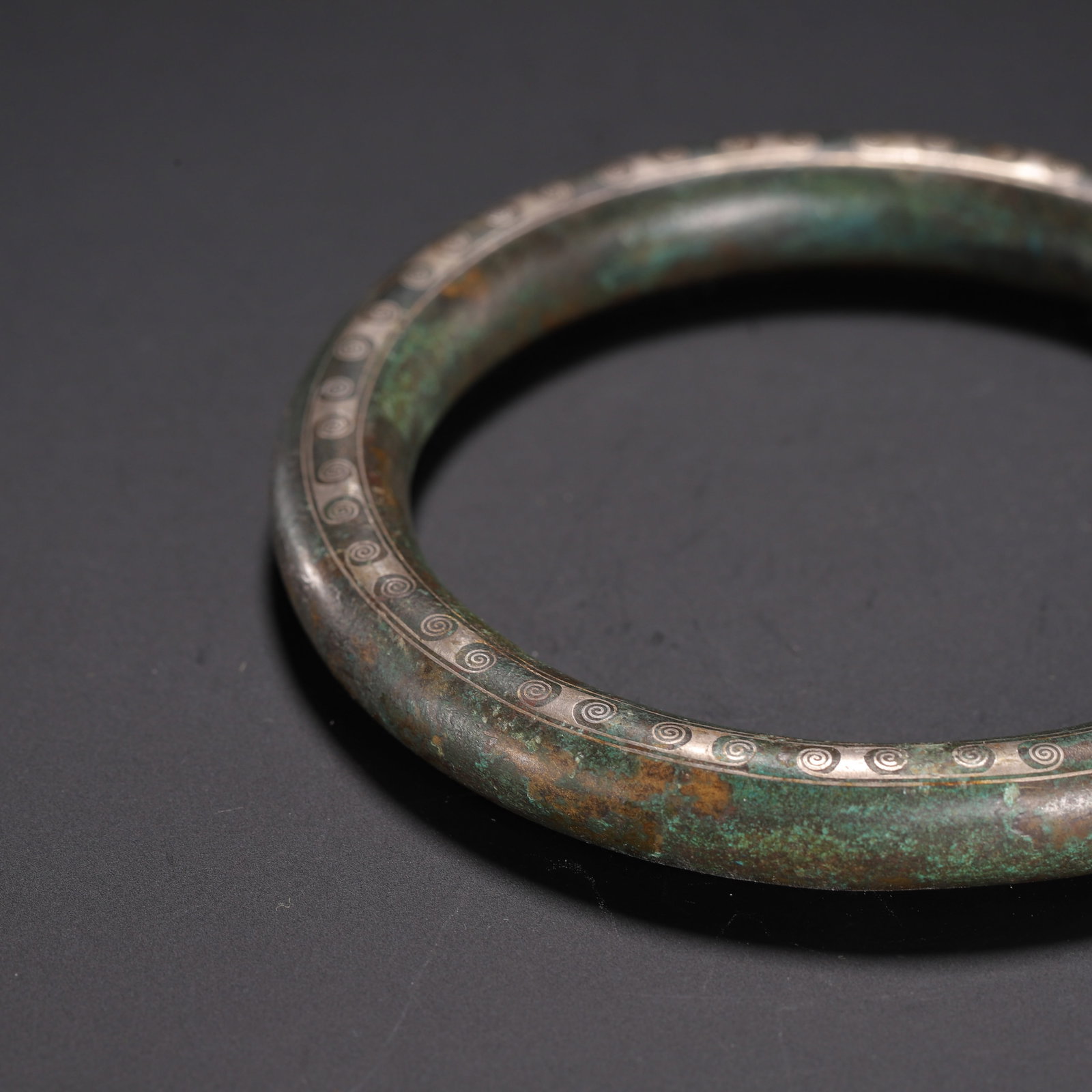A SILVER INLAID BRONZE BANGLE - 4