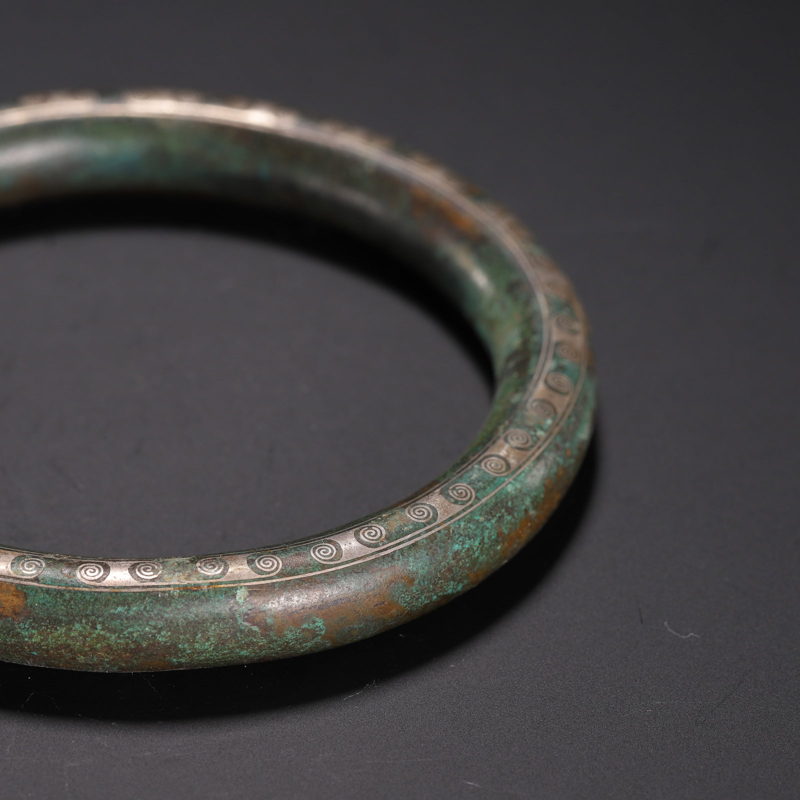A SILVER INLAID BRONZE BANGLE - 5