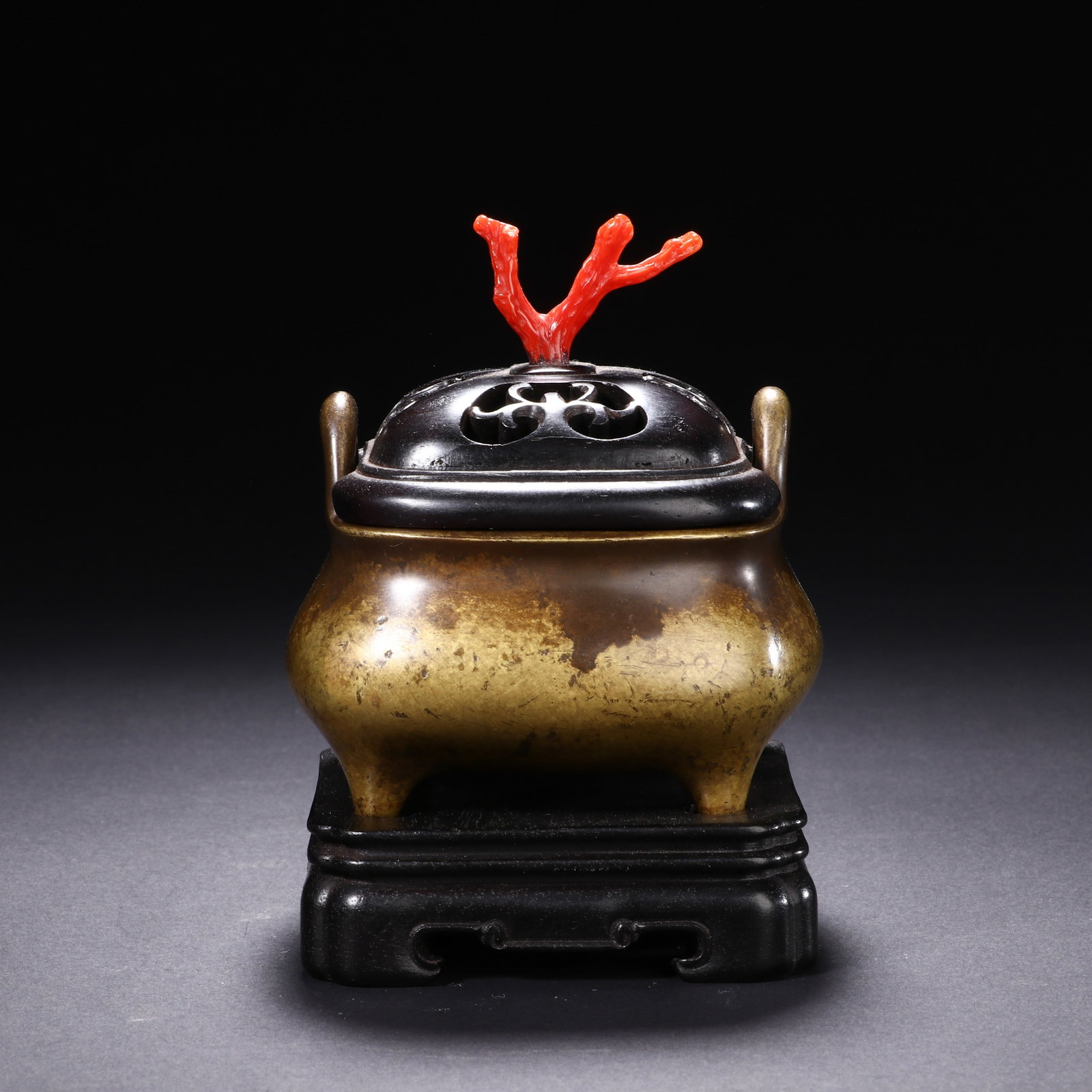 CHINESE GILT BRONZE CENSER WITH CORAL FINIAL: CHINESE GILT BRONZE CENSER WITH CORAL FINIAL (10 x 7cm)