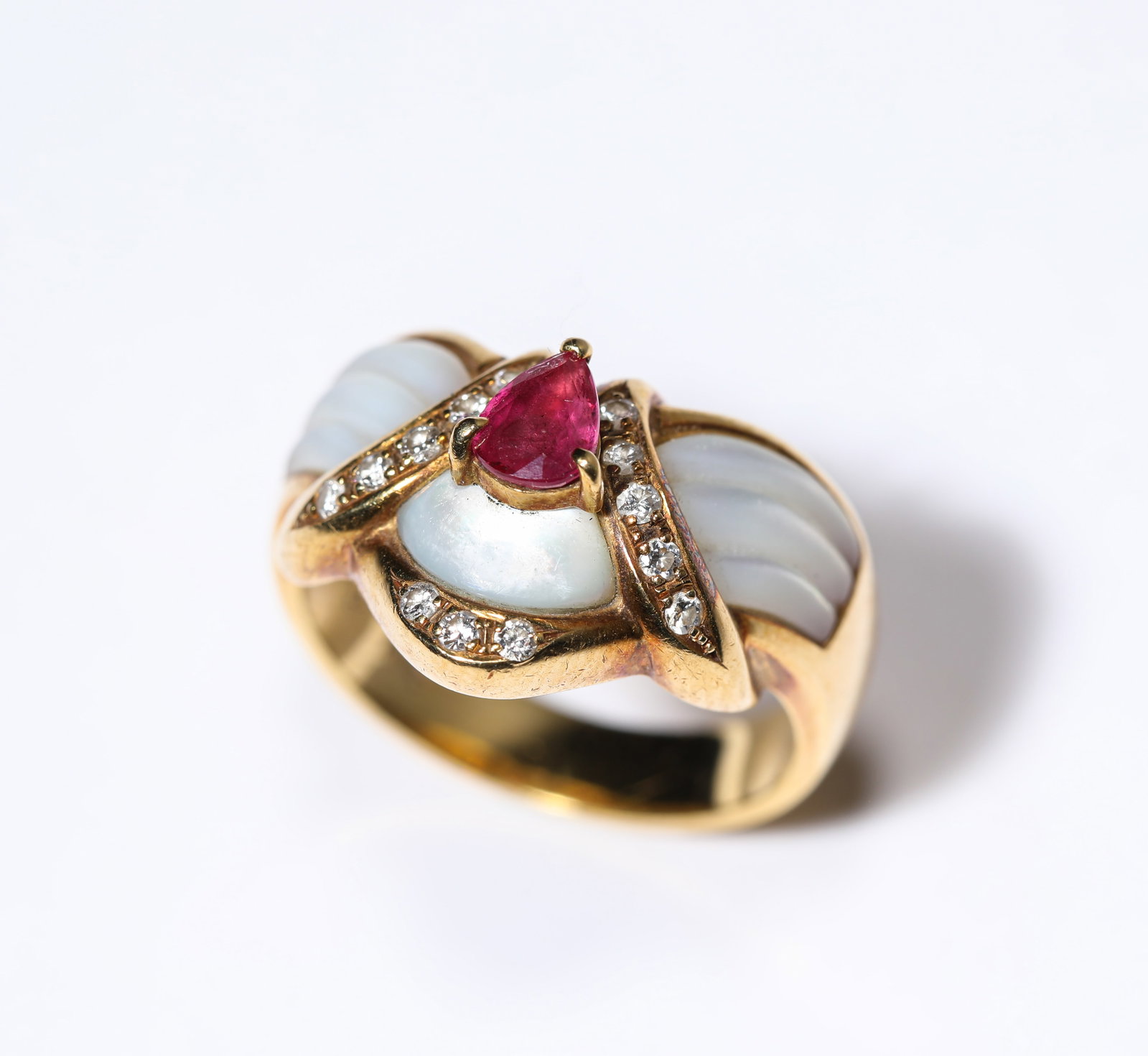 A RUBY AND GOLD RING: A RUBY AND GOLD RING Description: Dimensions: Weight: 7 g. Width: 1.6 cm. All measurements are approximate.
