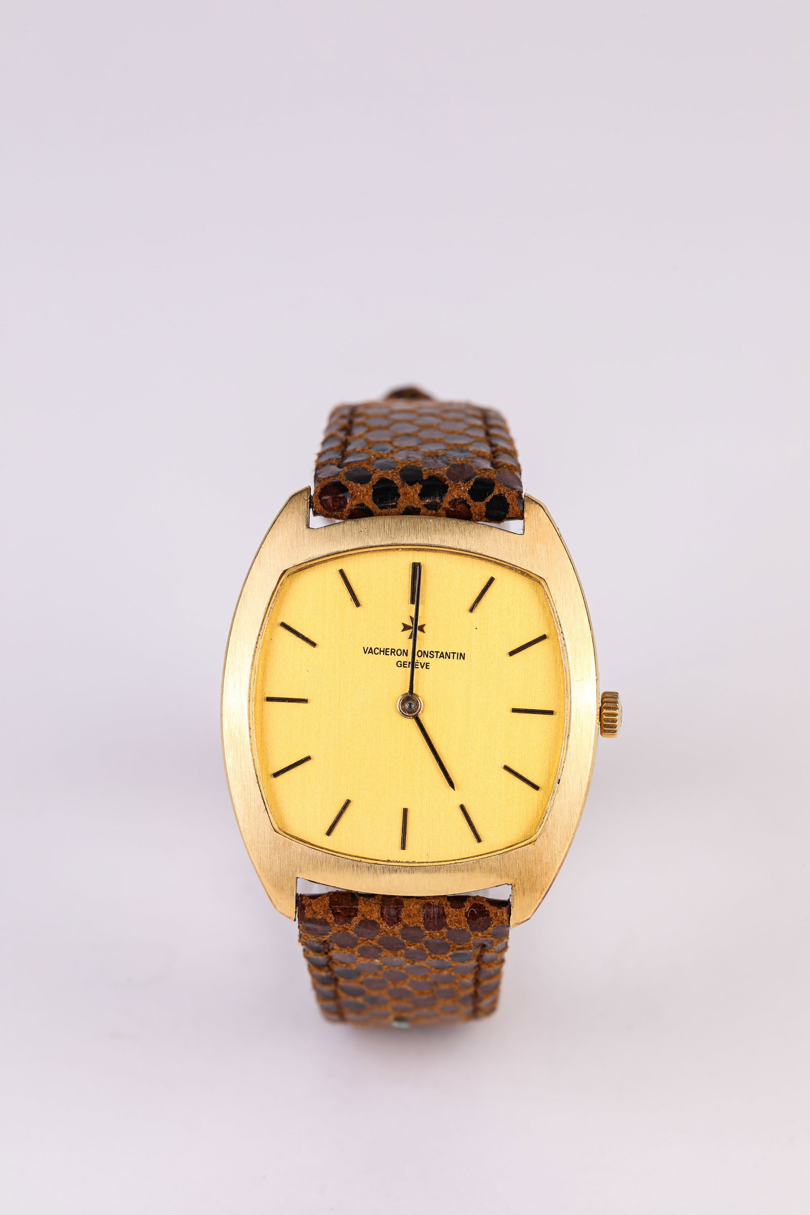 A VACHERON CONSTANTIN GOLD WRISTWATCH: A VACHERON CONSTANTIN GOLD WRISTWATCH Description: Dimensions: Width: 34 mm x Height: 32 mm. All measurements are approximate.