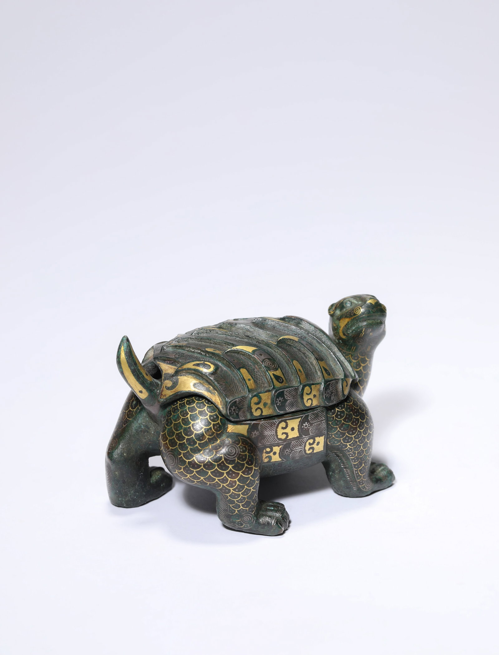 A GOLD AND SILVER-INLAID BRONZE COVERED BOX: A GOLD AND SILVER-INLAID BRONZE COVERED BOX Description: Dimensions: Weight: 314 g. Length: 8.5 cm x Width: 5.5 cm x Height: 5.6 cm. All measurements are approximate.