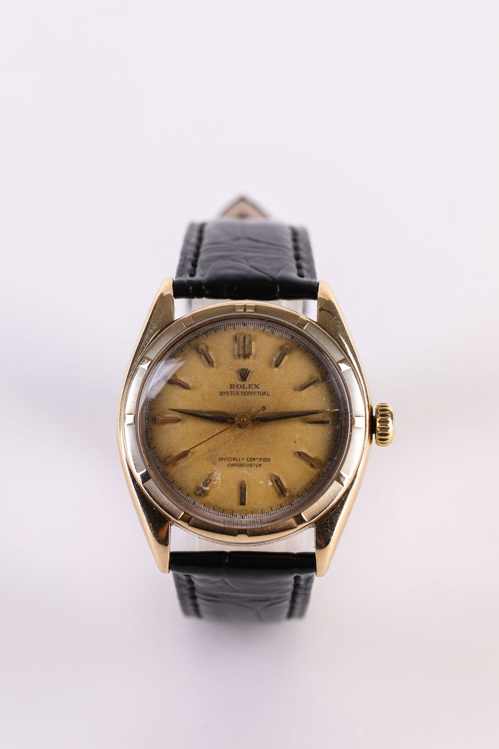 A ROLEX GOLD MECHANICAL WRISTWATCH: A ROLEX GOLD MECHANICAL WRISTWATCH Description: Dimensions: Width: 37 mm. All measurements are approximate.