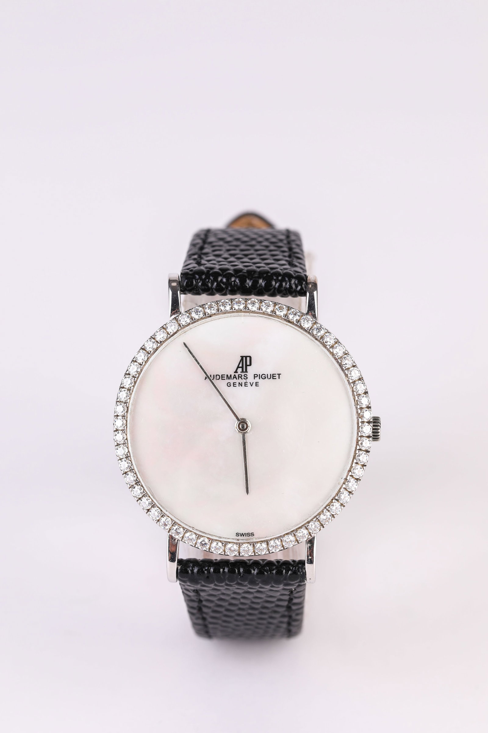 AN AUDEMARS PIGUET GOLD AND DIAMOND WRISTWATCH: AN AUDEMARS PIGUET GOLD AND DIAMOND WRISTWATCH Description: Dimensions: Width: 35 mm. All measurements are approximate.