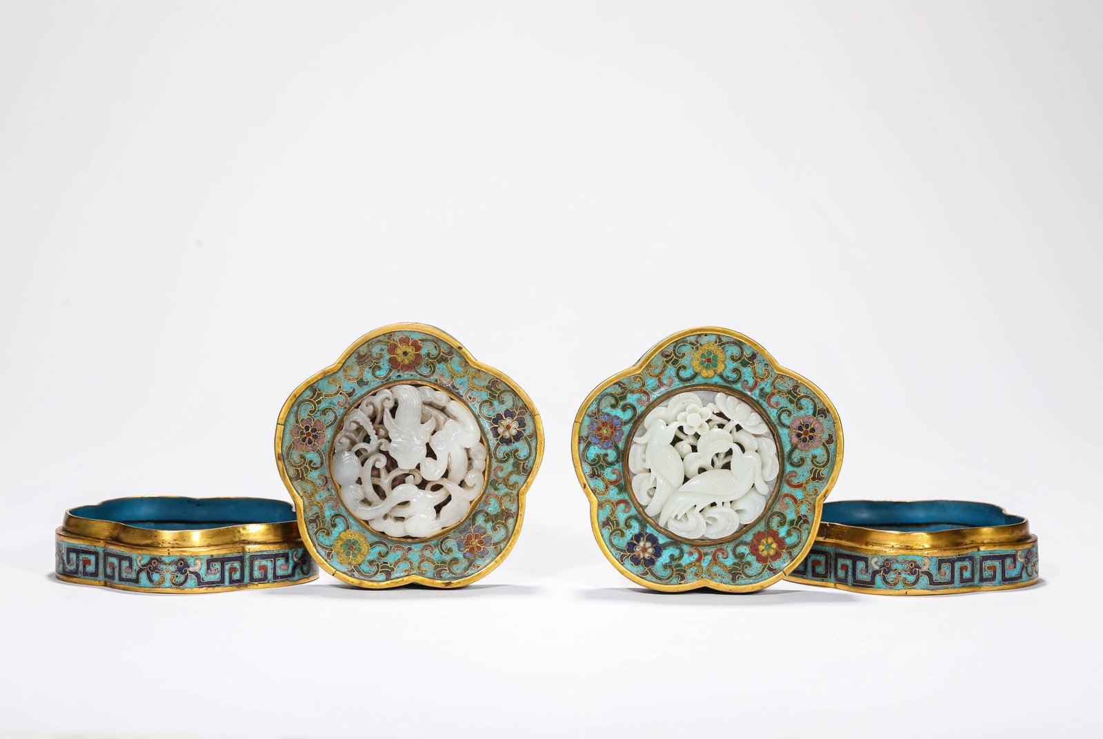 A GROUP OF CLOISONNE ENAMEL AND JADE-INLAID COVERED BOXES: A GROUP OF CLOISONNE ENAMEL AND JADE-INLAID COVERED BOXES Description: Dimensions: Weight: 971 g. Width: 9.8 cm x Height: 4.3 cm. All measurements are approximate.