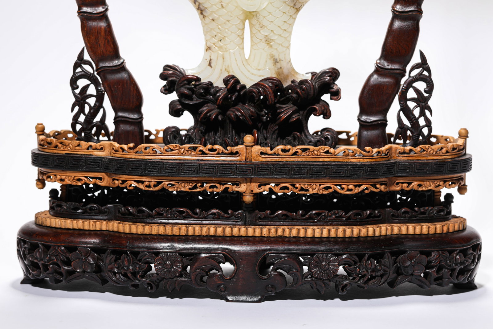 A JADE 'CARVED DOUBLE FISH' HANGING PANEL - 2