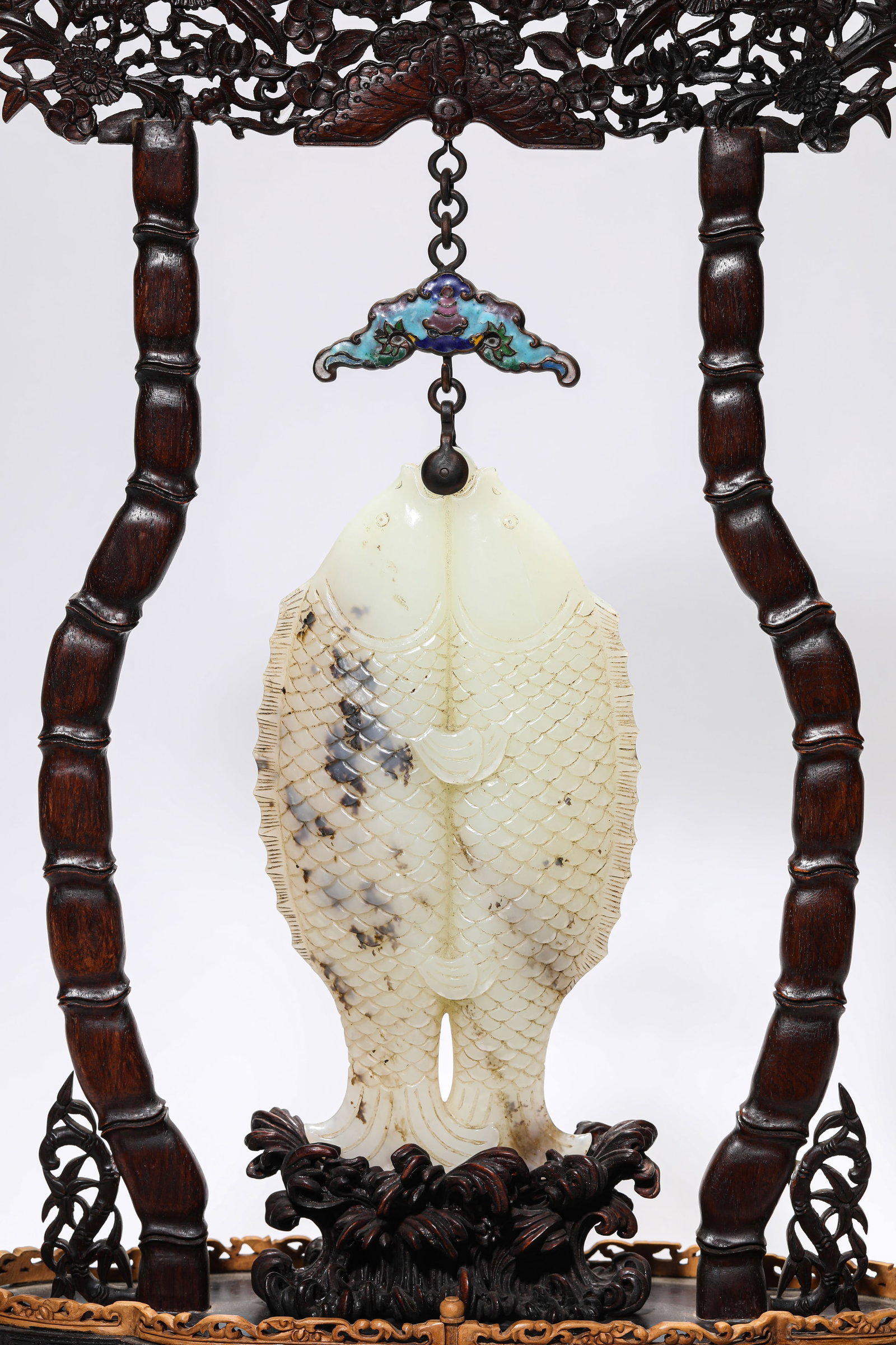 A JADE 'CARVED DOUBLE FISH' HANGING PANEL - 3
