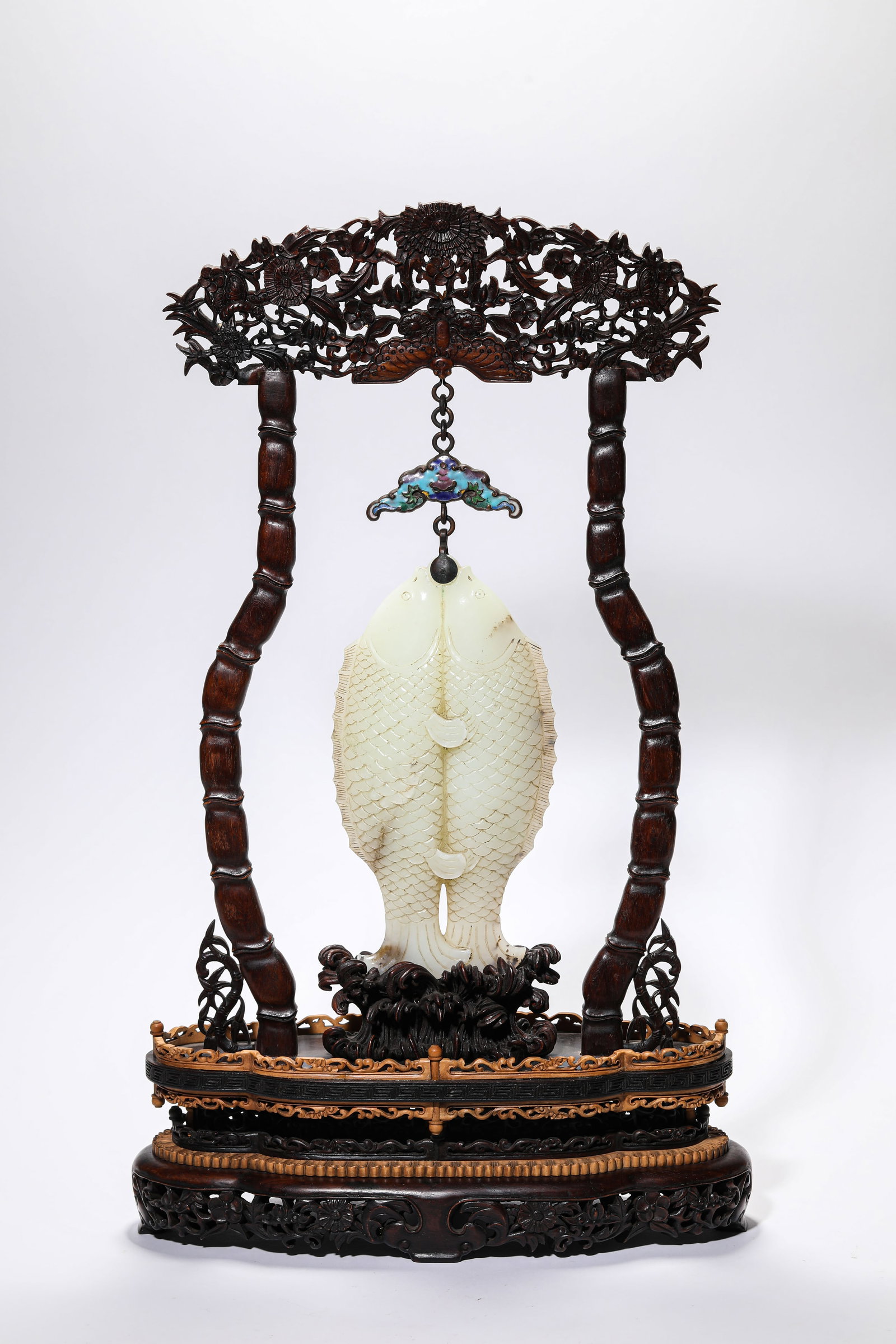 A JADE 'CARVED DOUBLE FISH' HANGING PANEL - 5