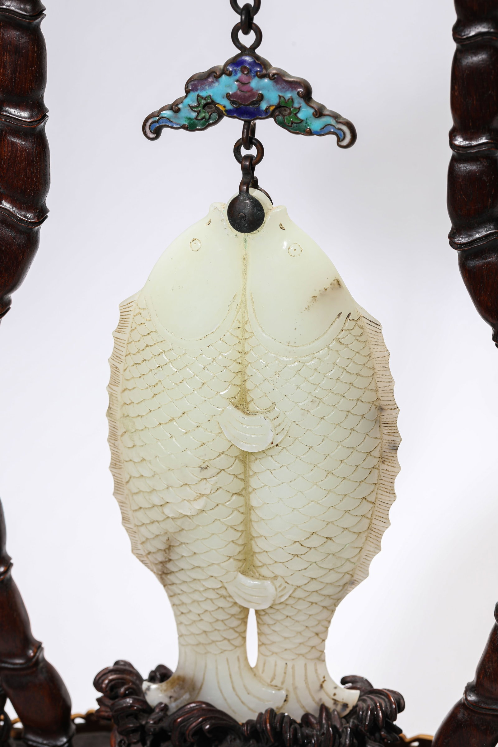 A JADE 'CARVED DOUBLE FISH' HANGING PANEL - 6