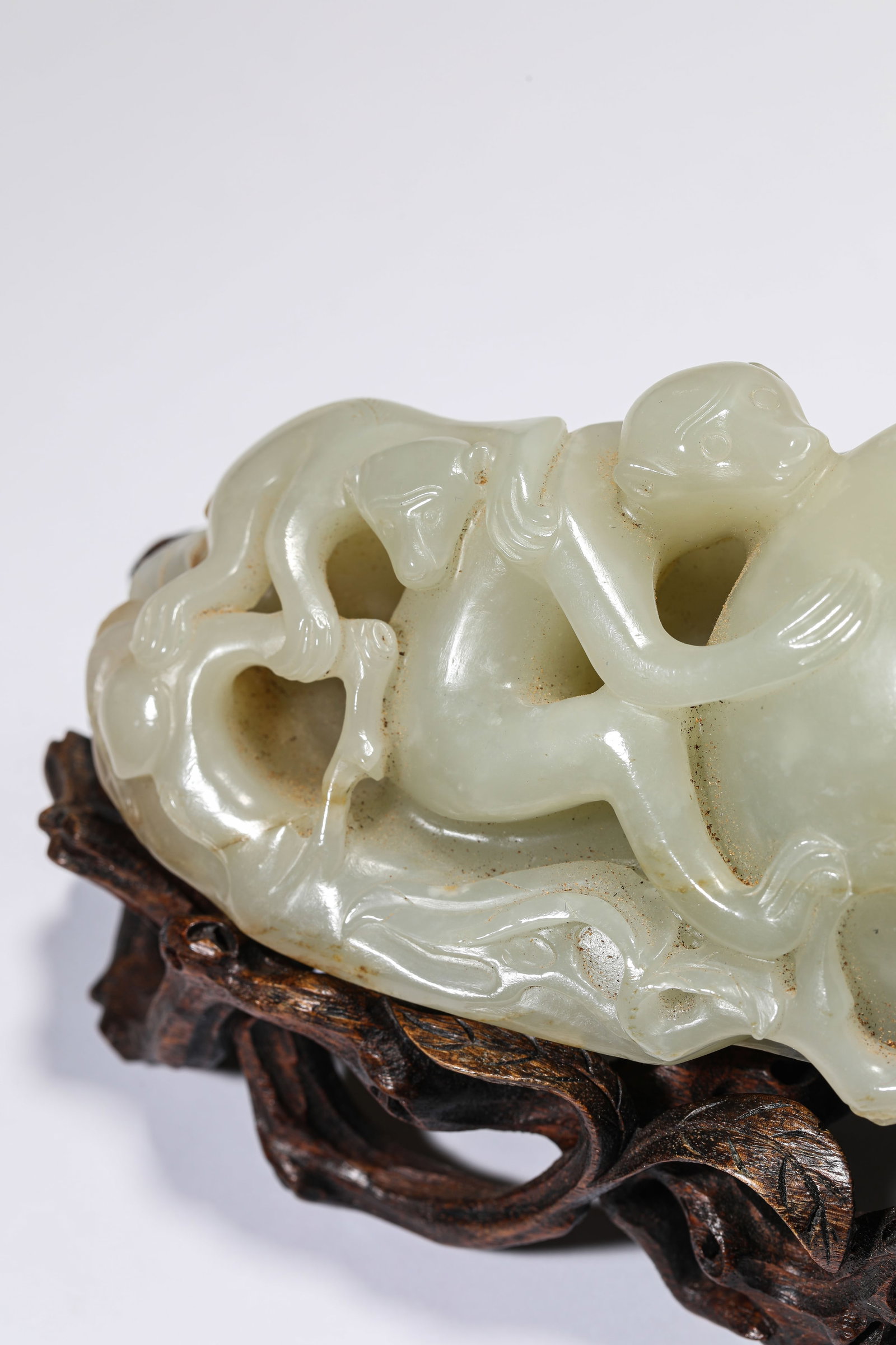 A JADE 'CARVED MONKEY OFFERING LONGEVITY' ORNAMENT - 2