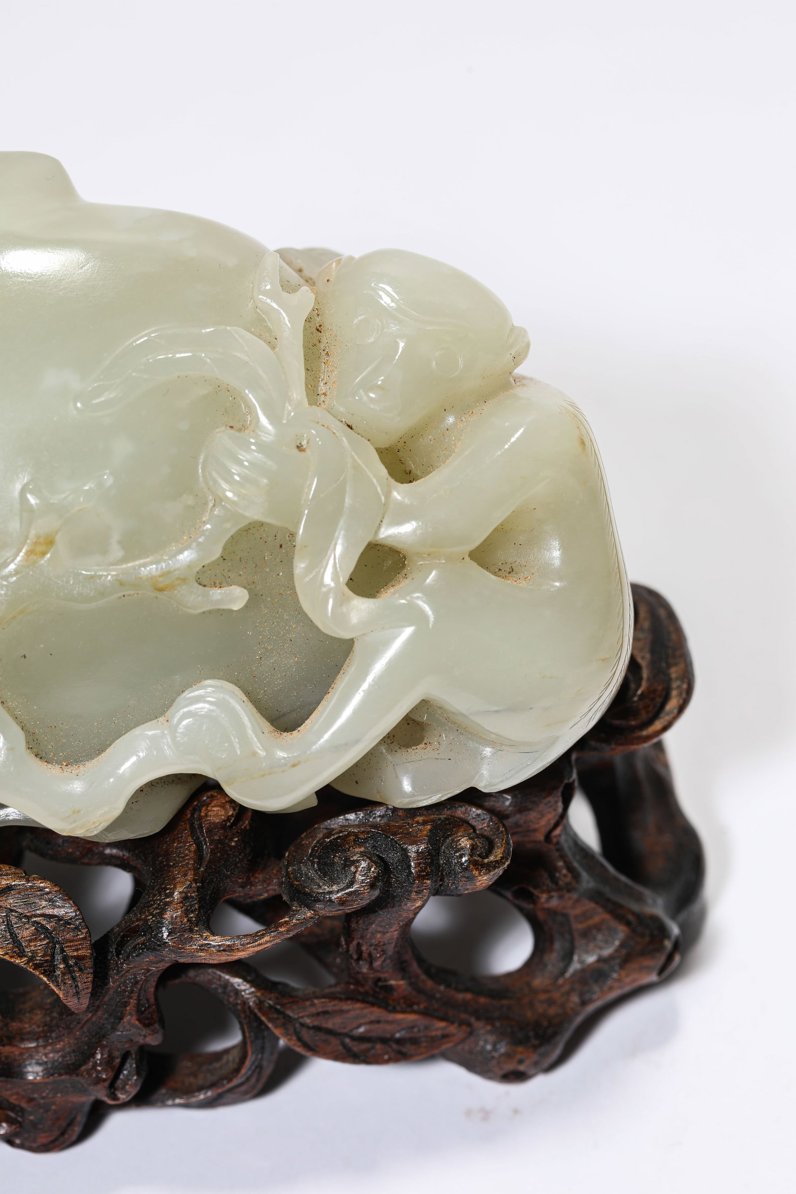 A JADE 'CARVED MONKEY OFFERING LONGEVITY' ORNAMENT - 3