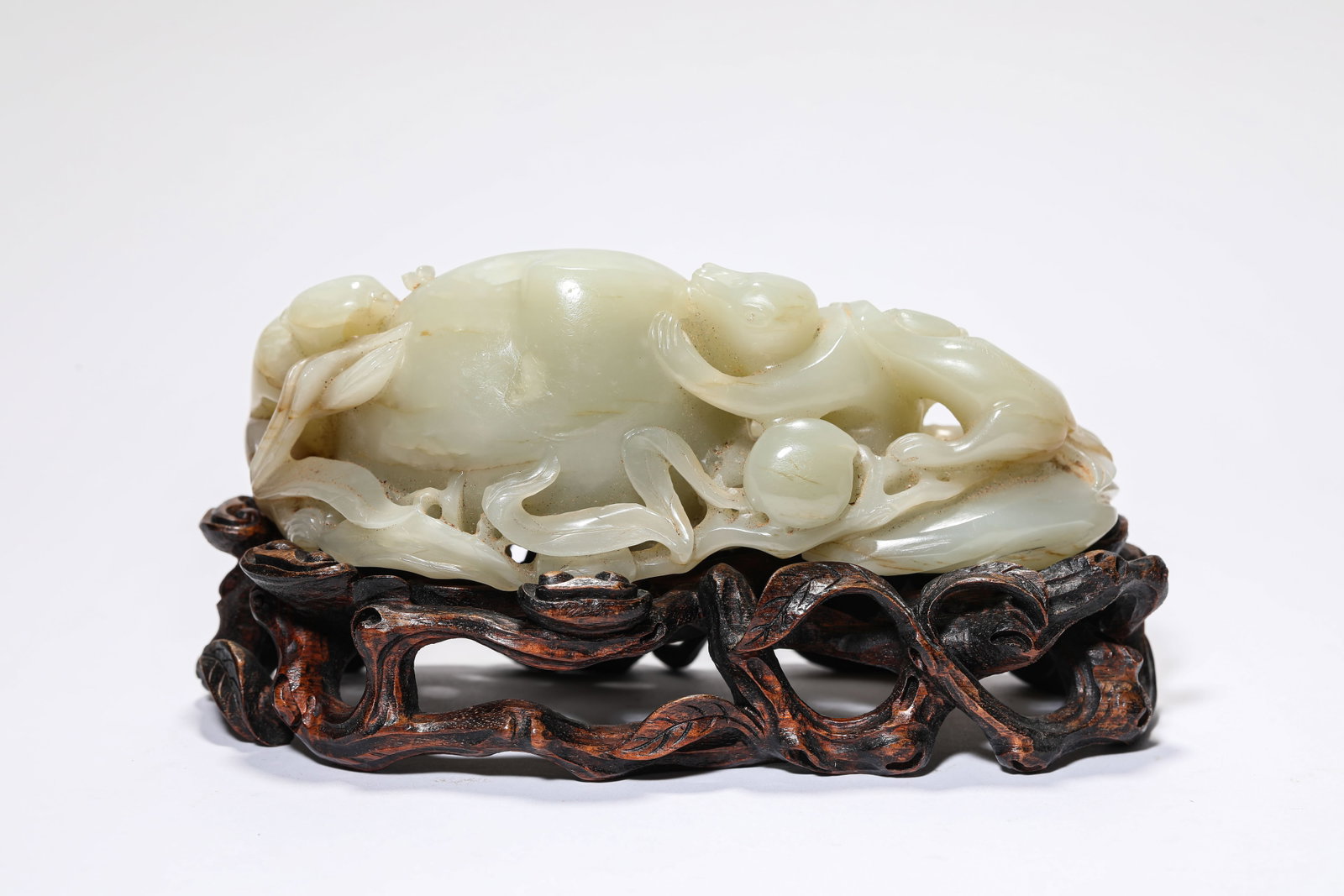 A JADE 'CARVED MONKEY OFFERING LONGEVITY' ORNAMENT - 4