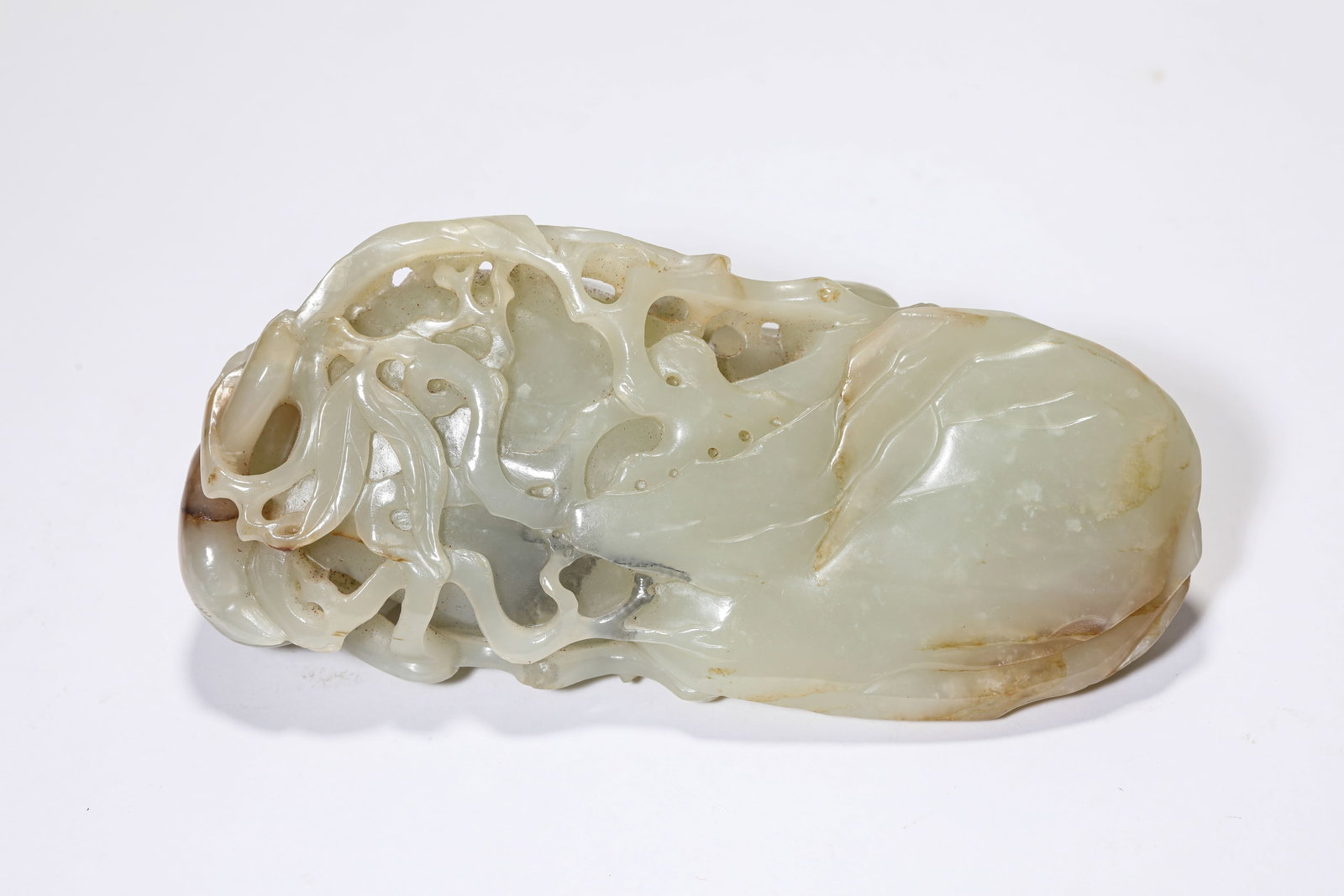 A JADE 'CARVED MONKEY OFFERING LONGEVITY' ORNAMENT - 5