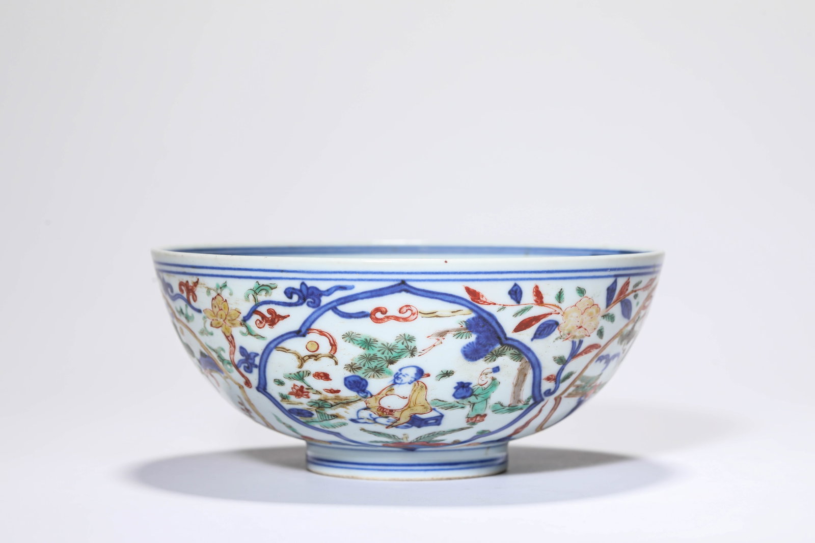 A WUCAI 'NARRATIVE SCENE RESERVES' BOWL: A WUCAI 'NARRATIVE SCENE RESERVES' BOWL Description: Dimensions: Width: 17.1 cm x Height: 7.4 cm. All measurements are approximate.