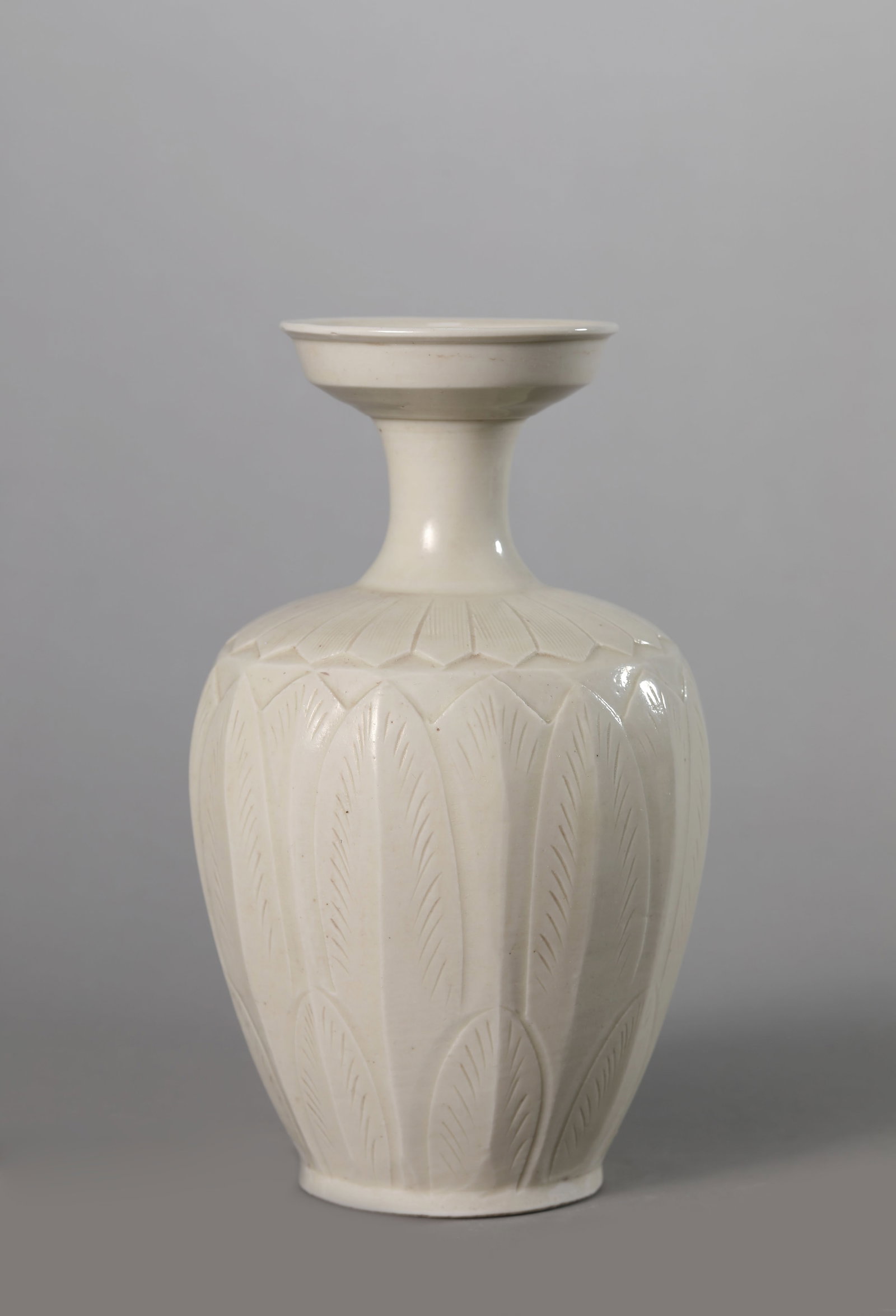 A DING TYPE CARVED PLANTAIN LEAF VASE - 2
