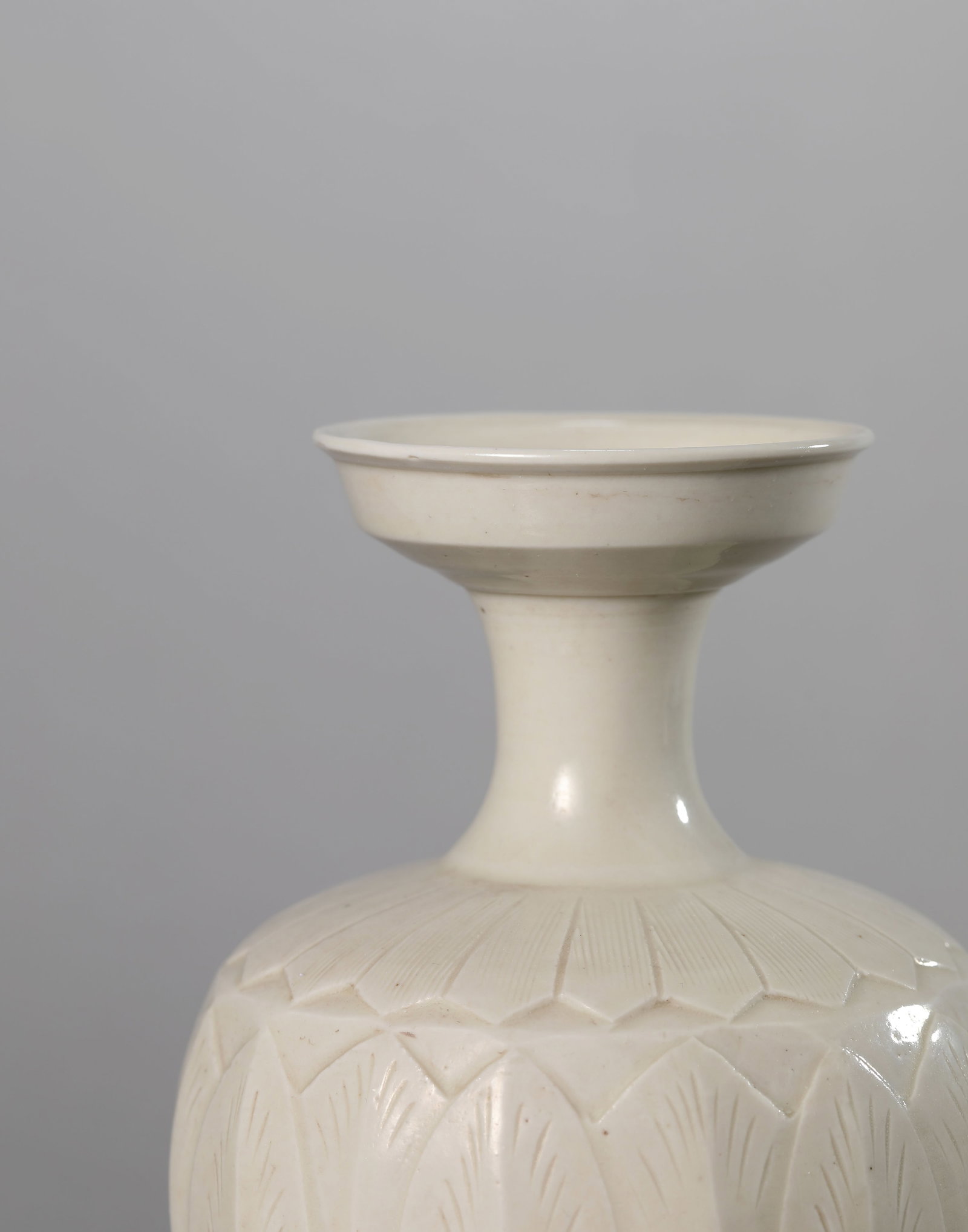 A DING TYPE CARVED PLANTAIN LEAF VASE - 3
