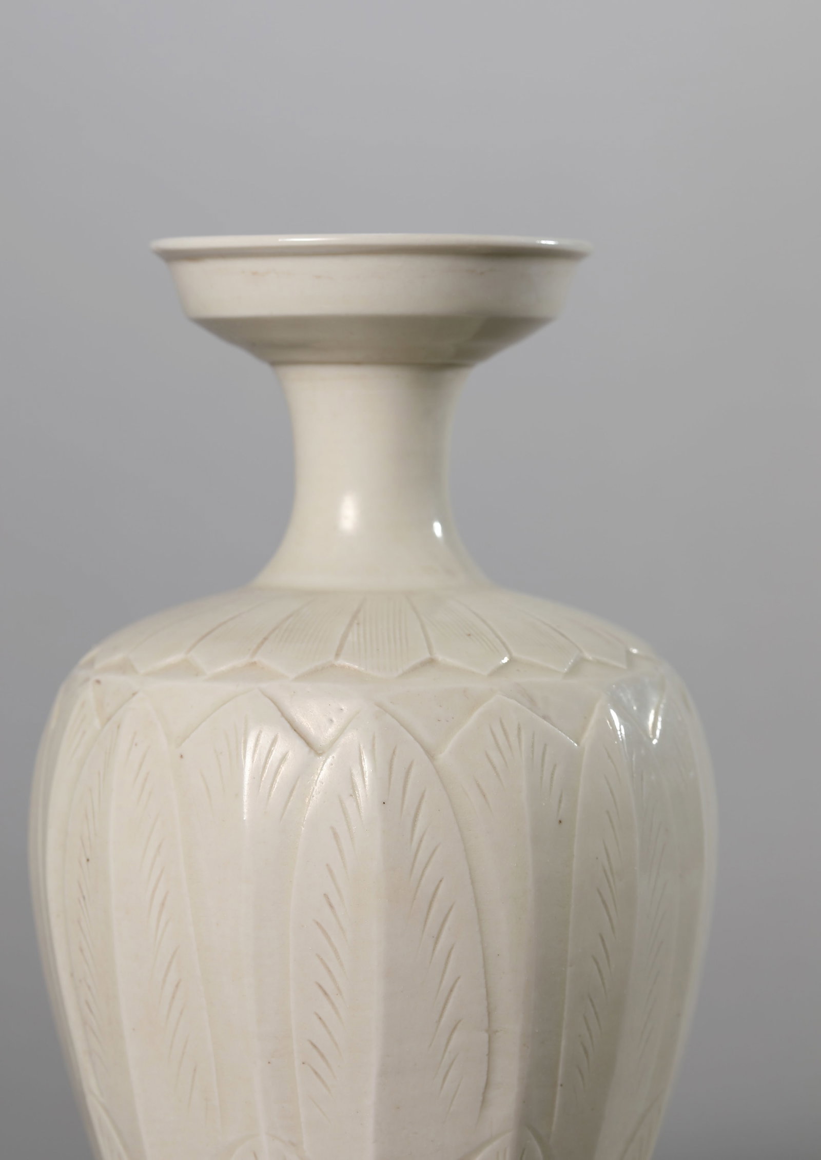 A DING TYPE CARVED PLANTAIN LEAF VASE - 4