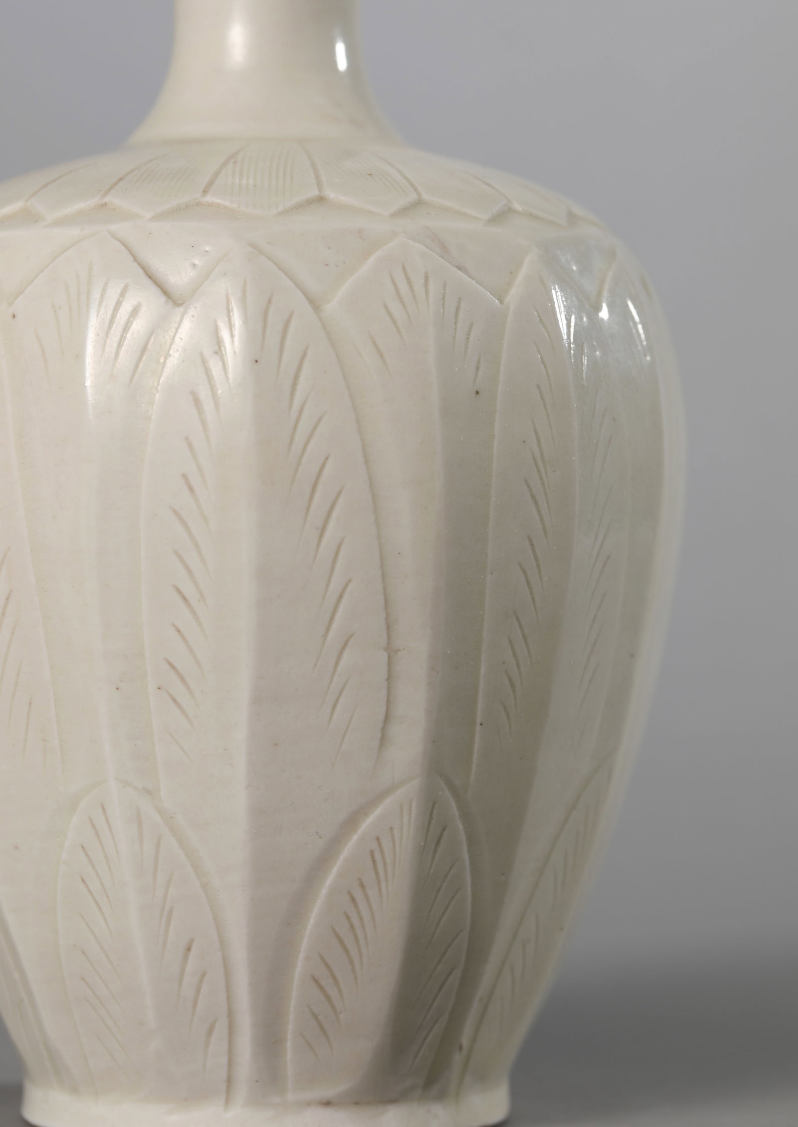 A DING TYPE CARVED PLANTAIN LEAF VASE - 5
