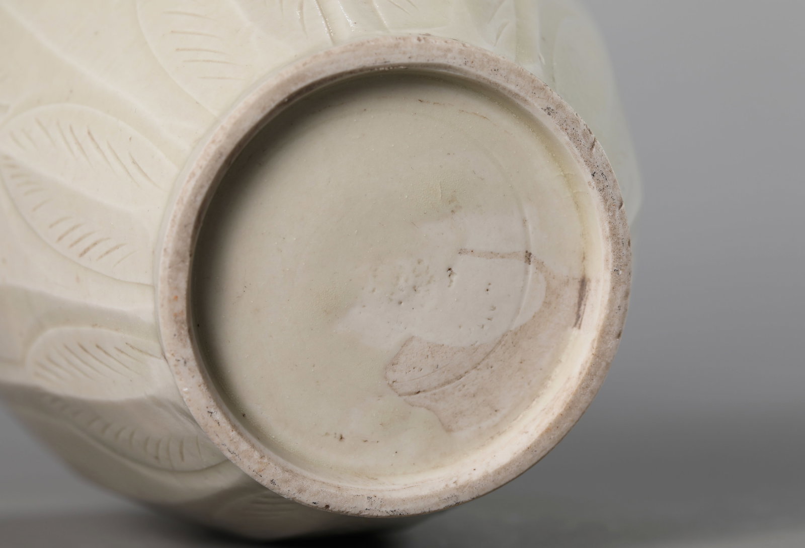 A DING TYPE CARVED PLANTAIN LEAF VASE - 6
